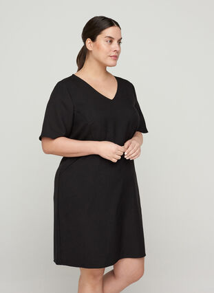 Ensfarvet etui kjole med v-udskæring, Black, Model image number 0