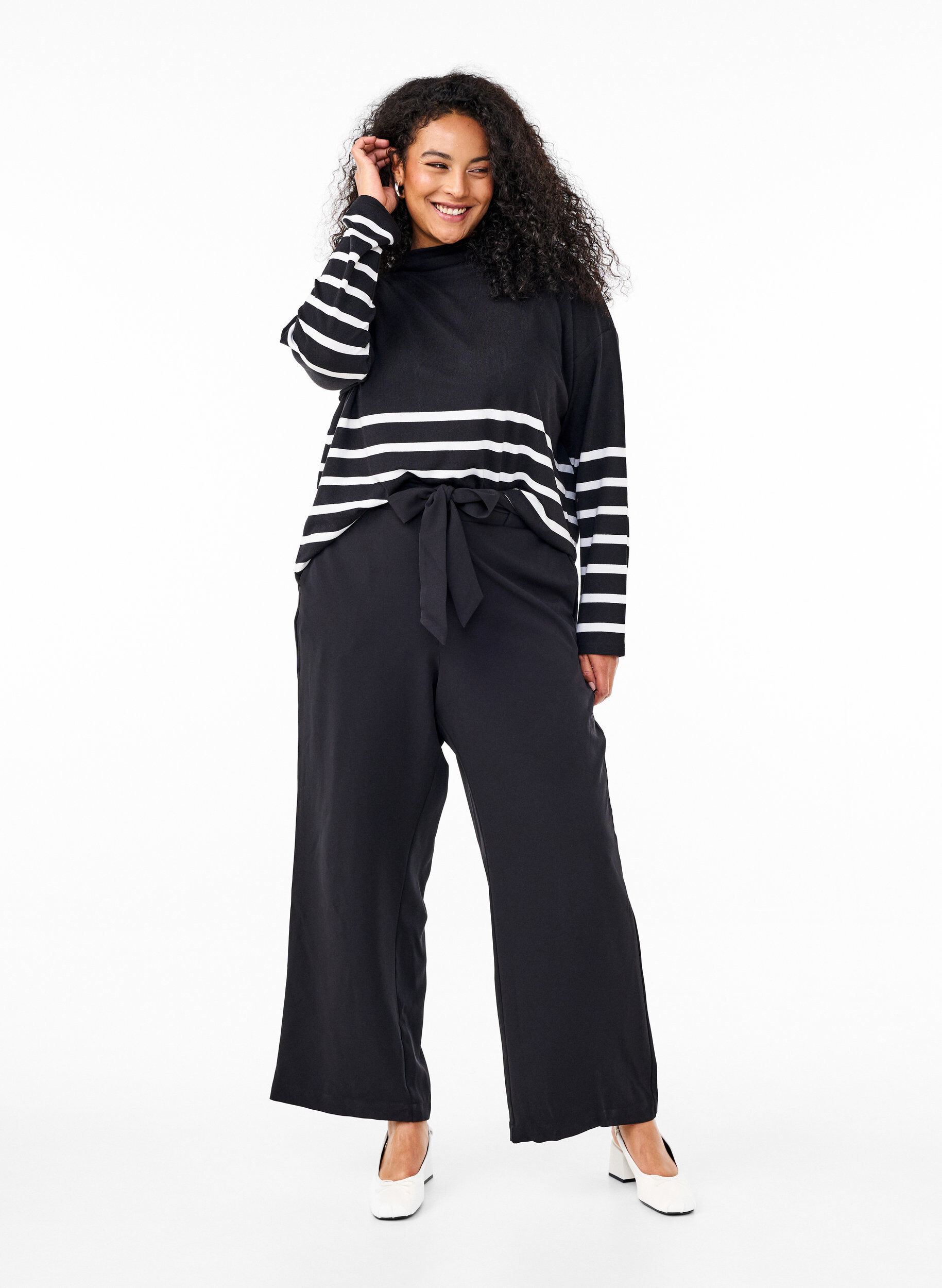 Zizzi Lang&aelig;rmet bluse med striber og h&oslash;j hals, Sort, Model image number 1