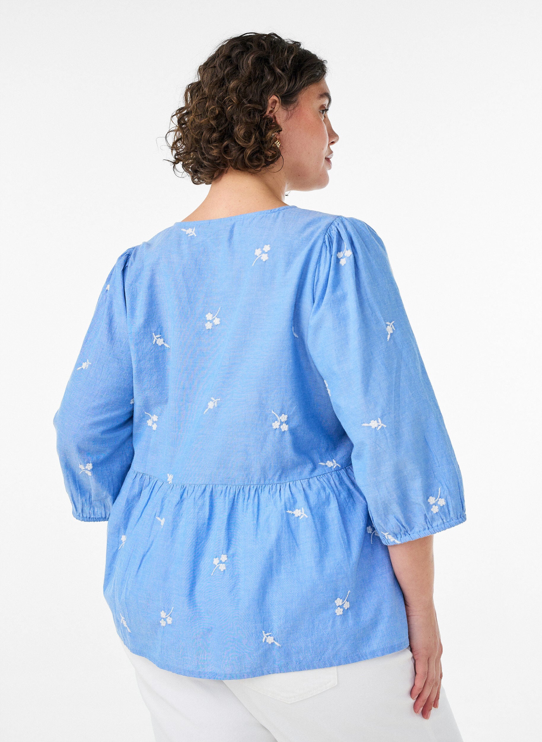 ZizziBluse i bomuld med broderede blomster og knaplukning, Bl&aring;, Model image number 2