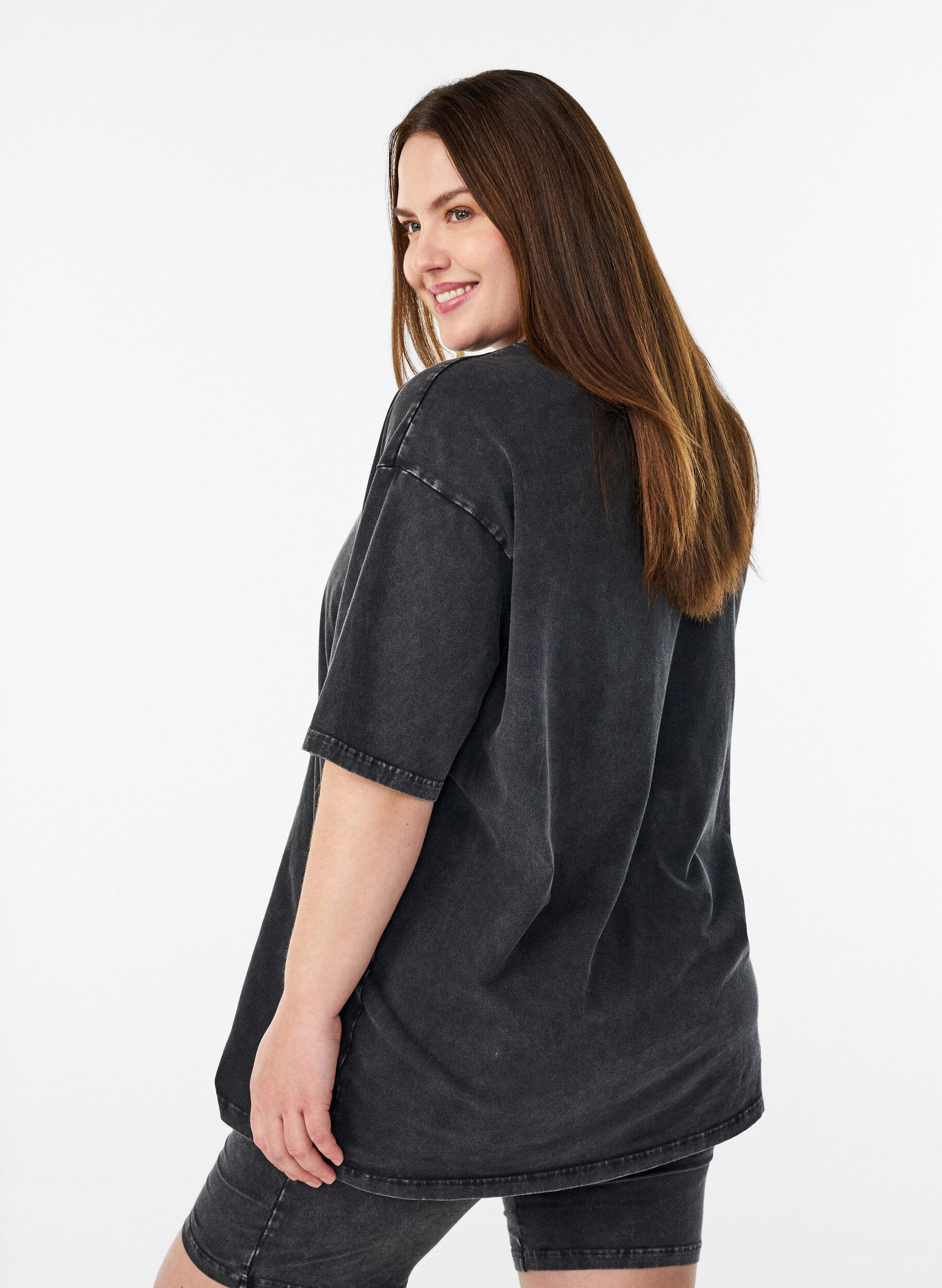 Zizzi Sporty t-shirt i bomuld med washed effekt, Sort, Model image number 2