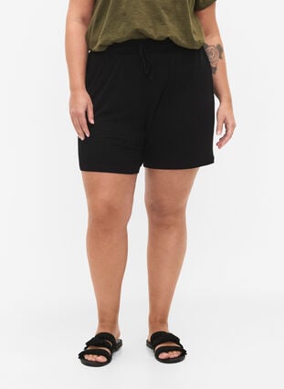 Løstsiddende viskose shorts med rib, Black, Model image number 2