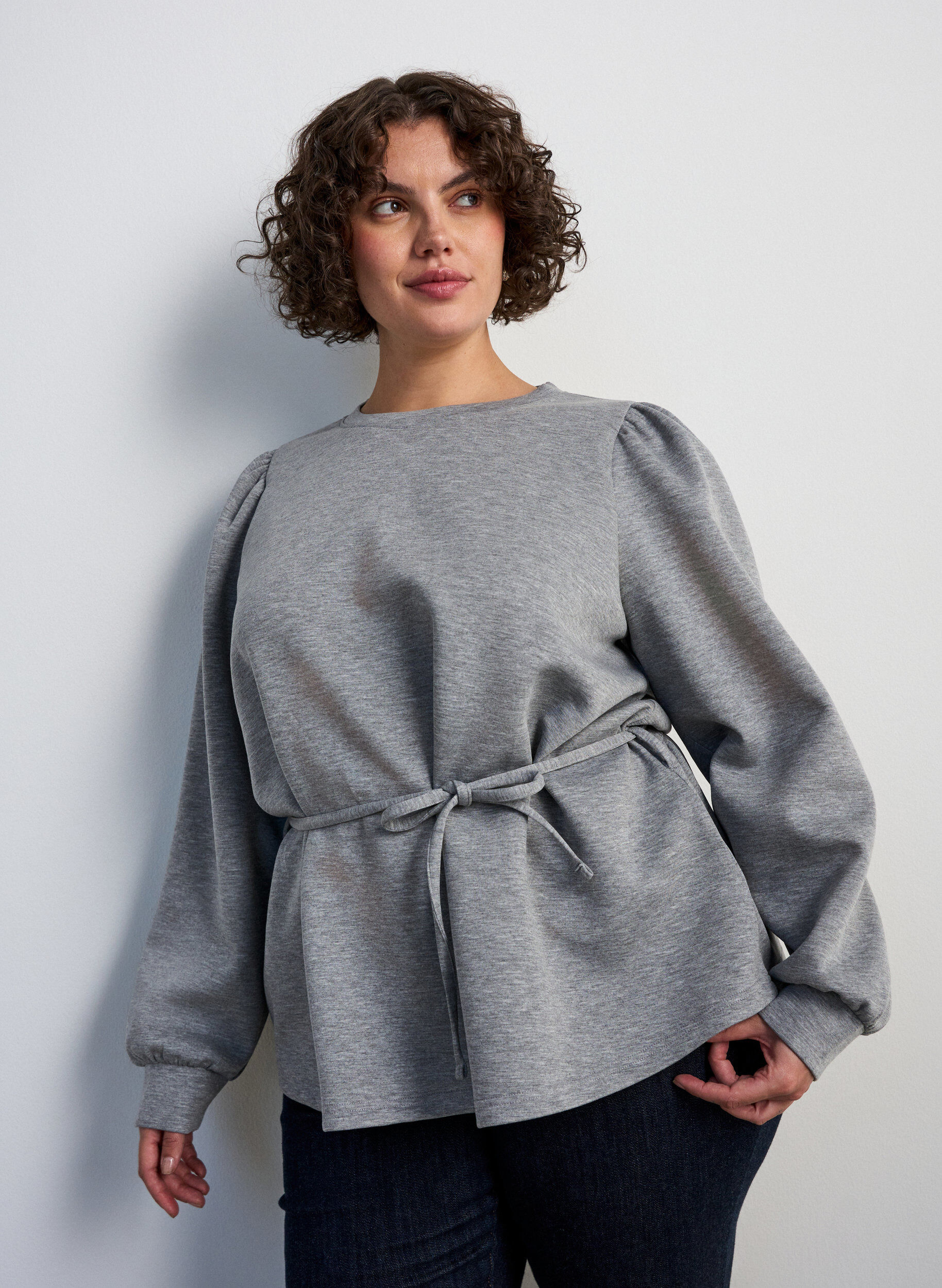 ZizziBluse med bindeb&aring;nd og puf&aelig;rmer, Gr&aring;, Model image number 3