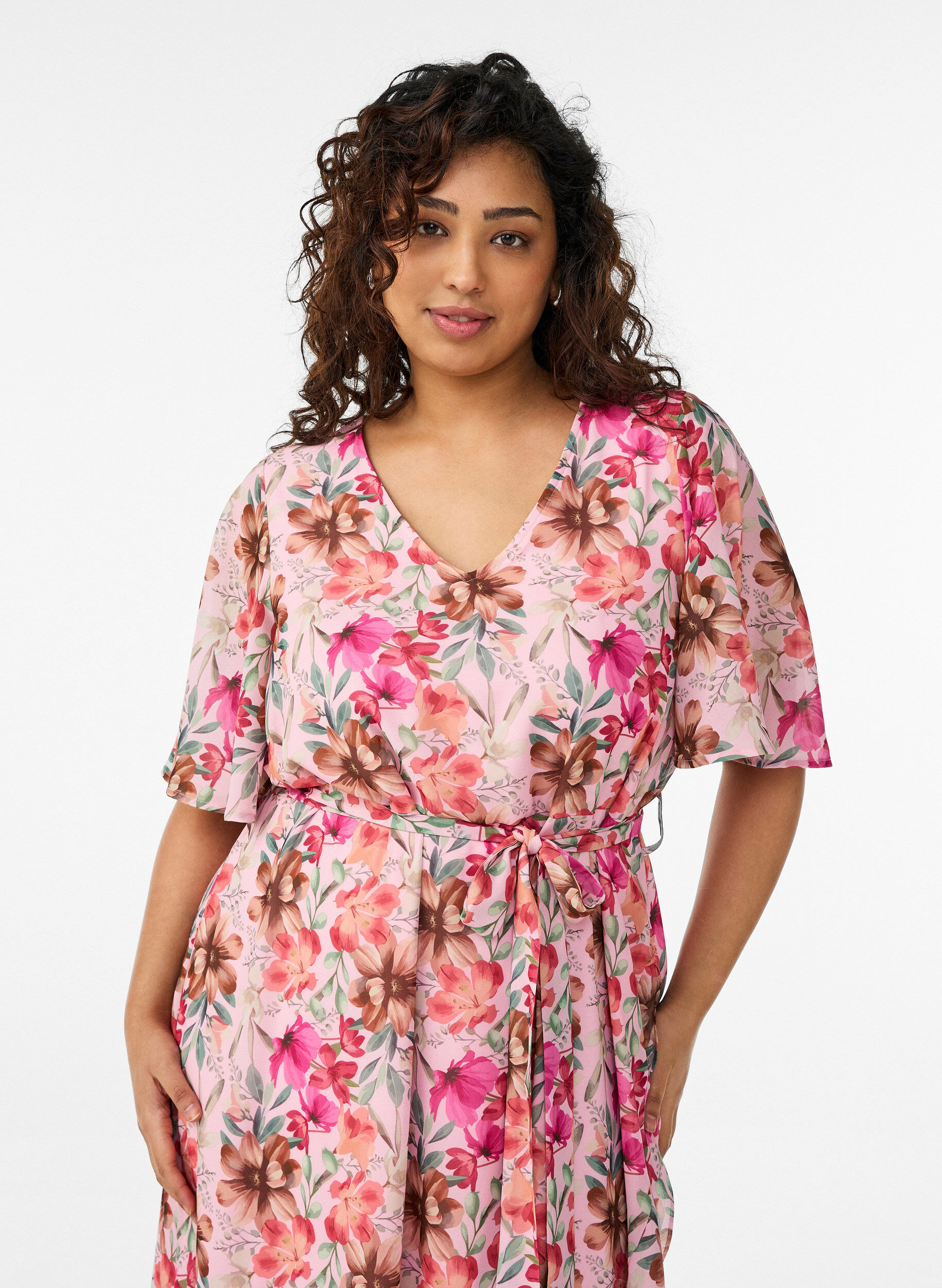 Zizzi Maxikjole i chiffon med V-udsk&aelig;ring og fl&aelig;sekant, Lyser&oslash;d, Model image number 2