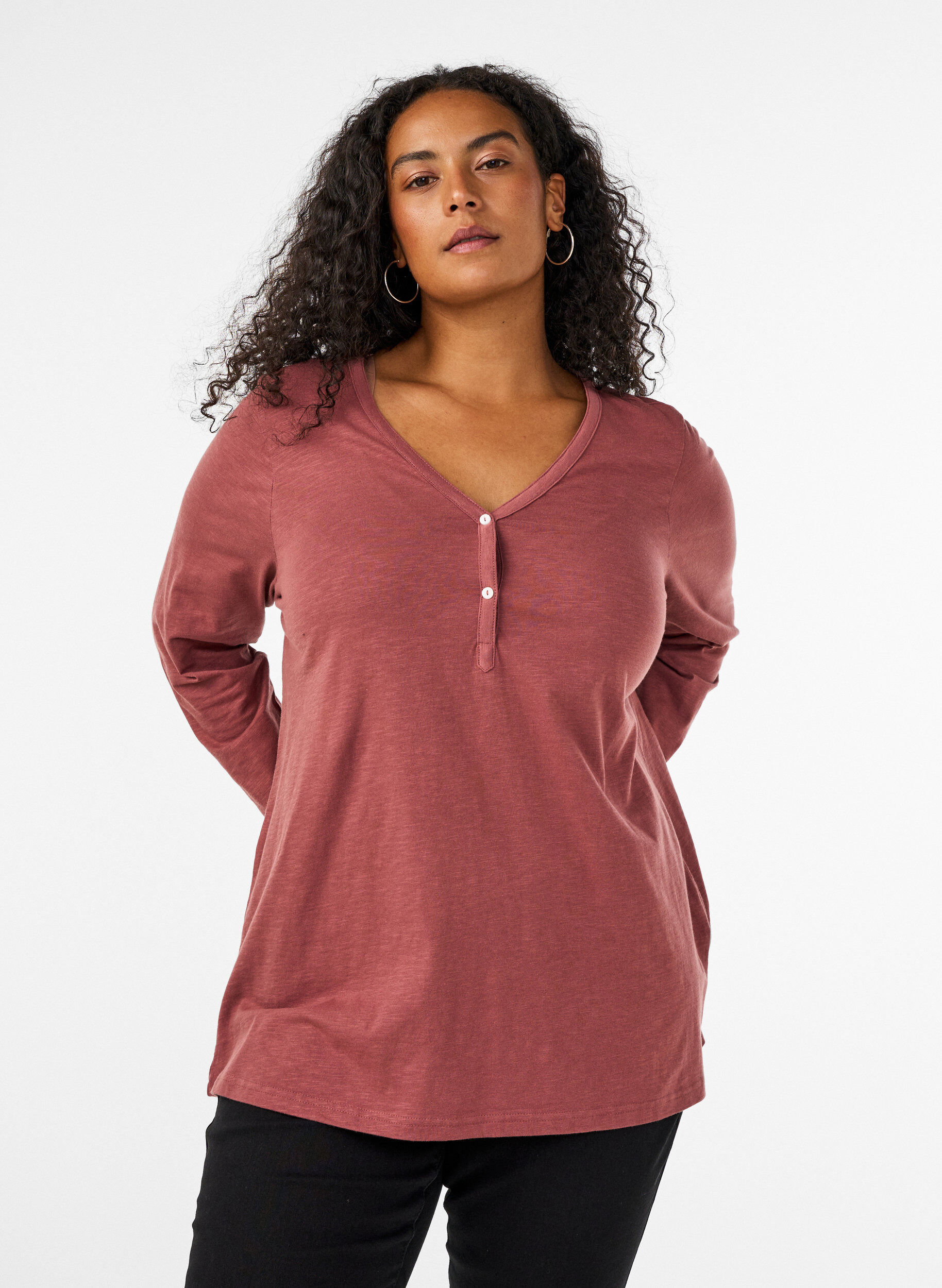 Lang&aelig;rmet t-shirt med V-hals og knapper, Brun, Model