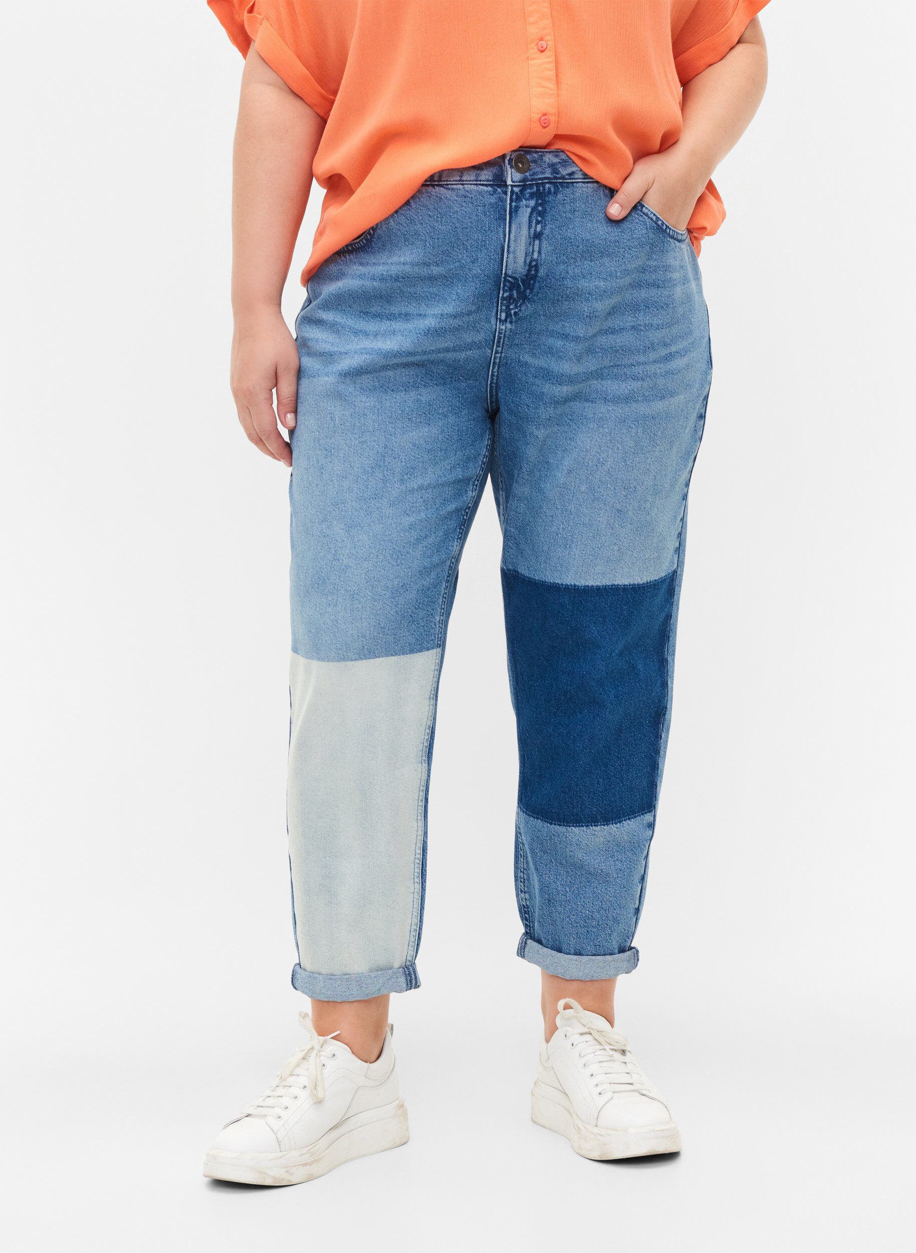 Zizzi Mille mom fit jeans med color-block , Blue Denim Comb, Model image number 2