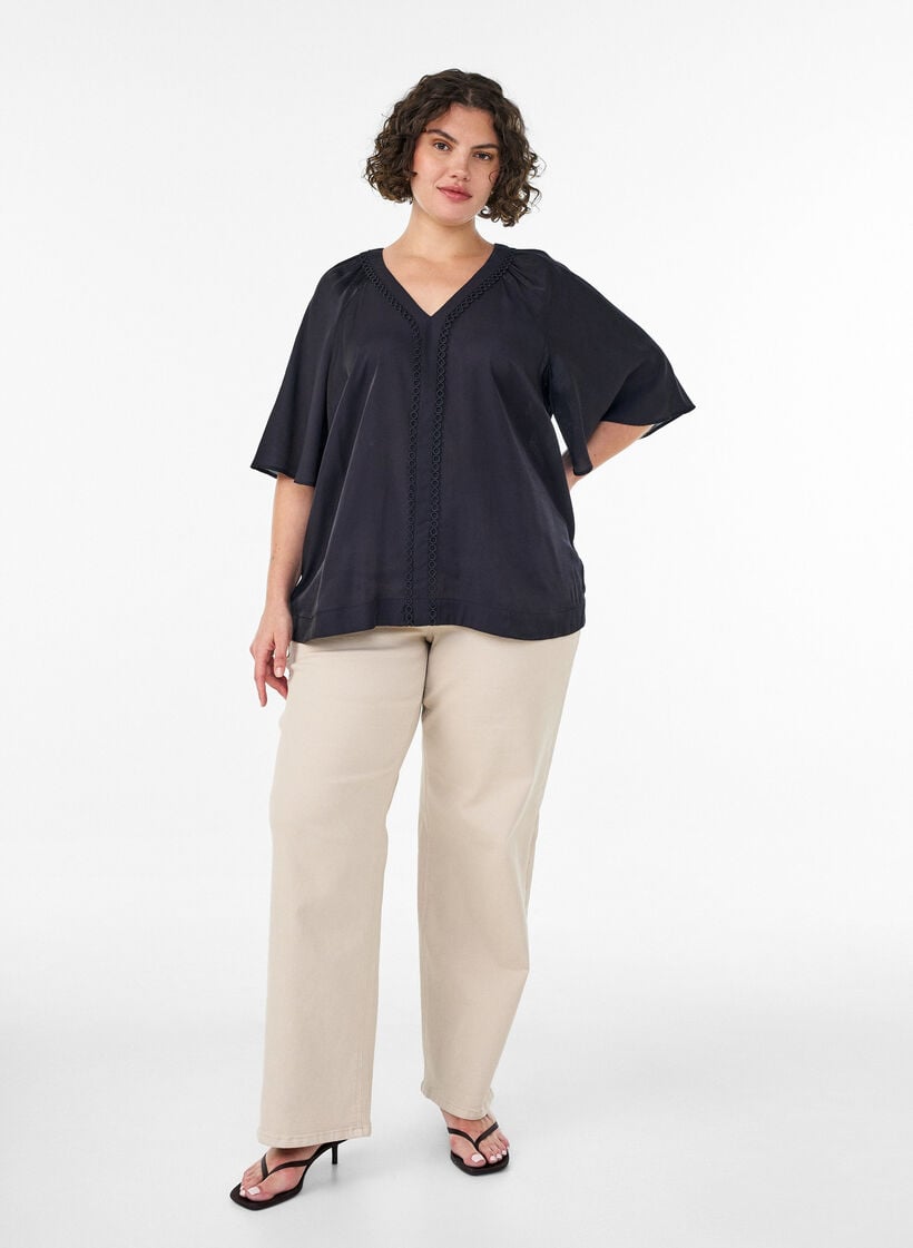 Bluse i viskose med V-udsk&aelig;ring og dekorative detaljer, Sort, Model image number 1