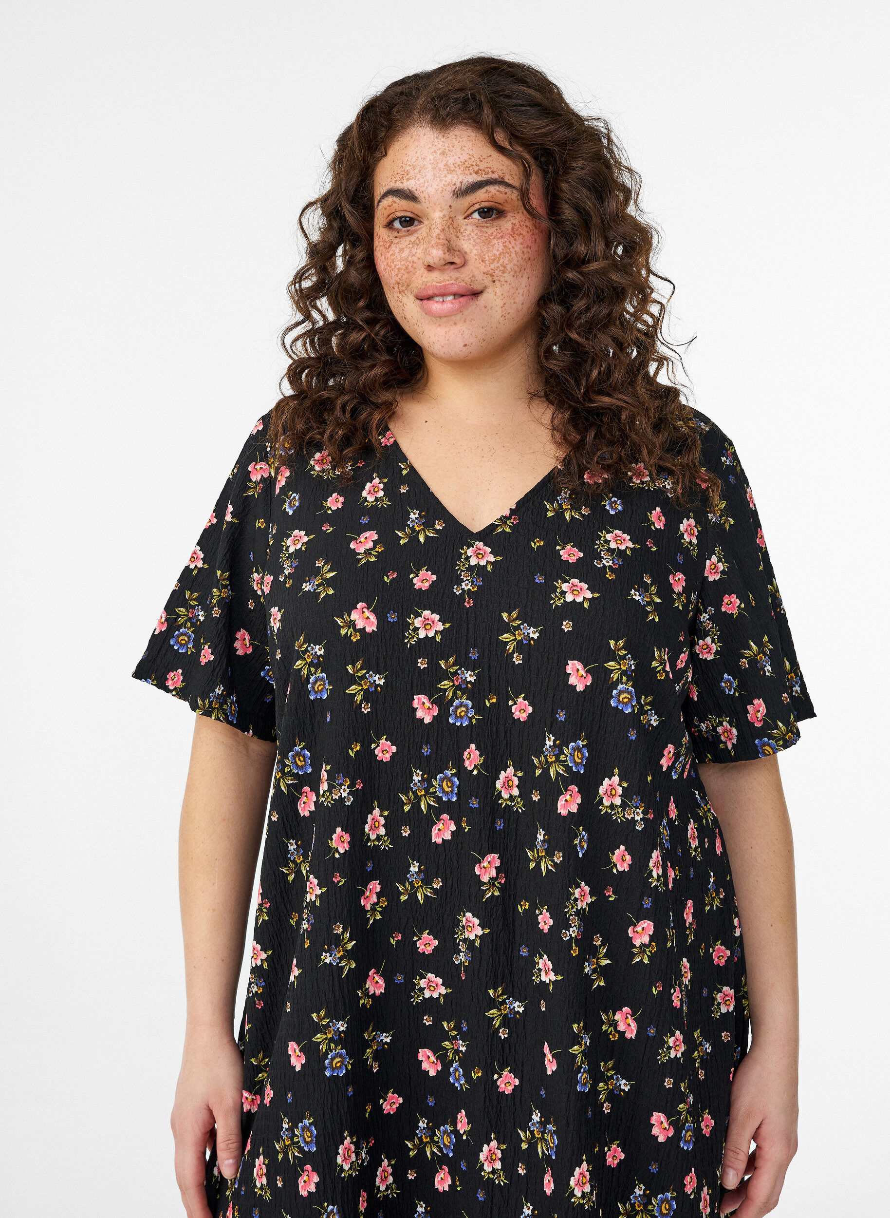 Zizzi Kort&aelig;rmet kjole med V-hals, Sort, Model image number 2