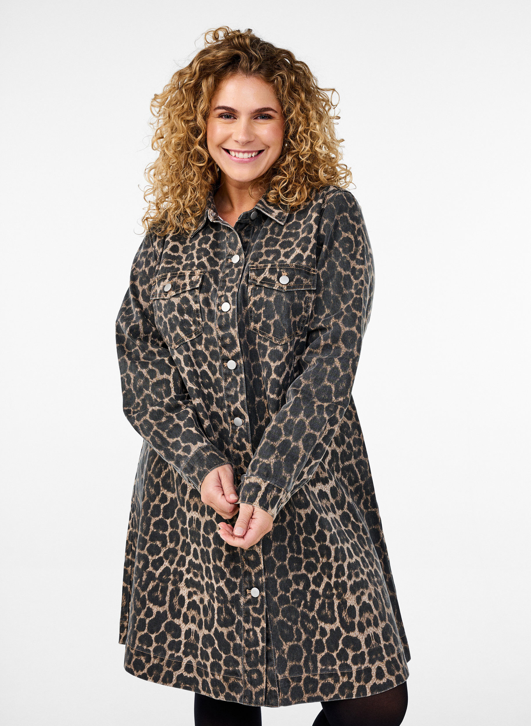 Lang&aelig;rmet denimkjole med leopardprint, Brun, Model