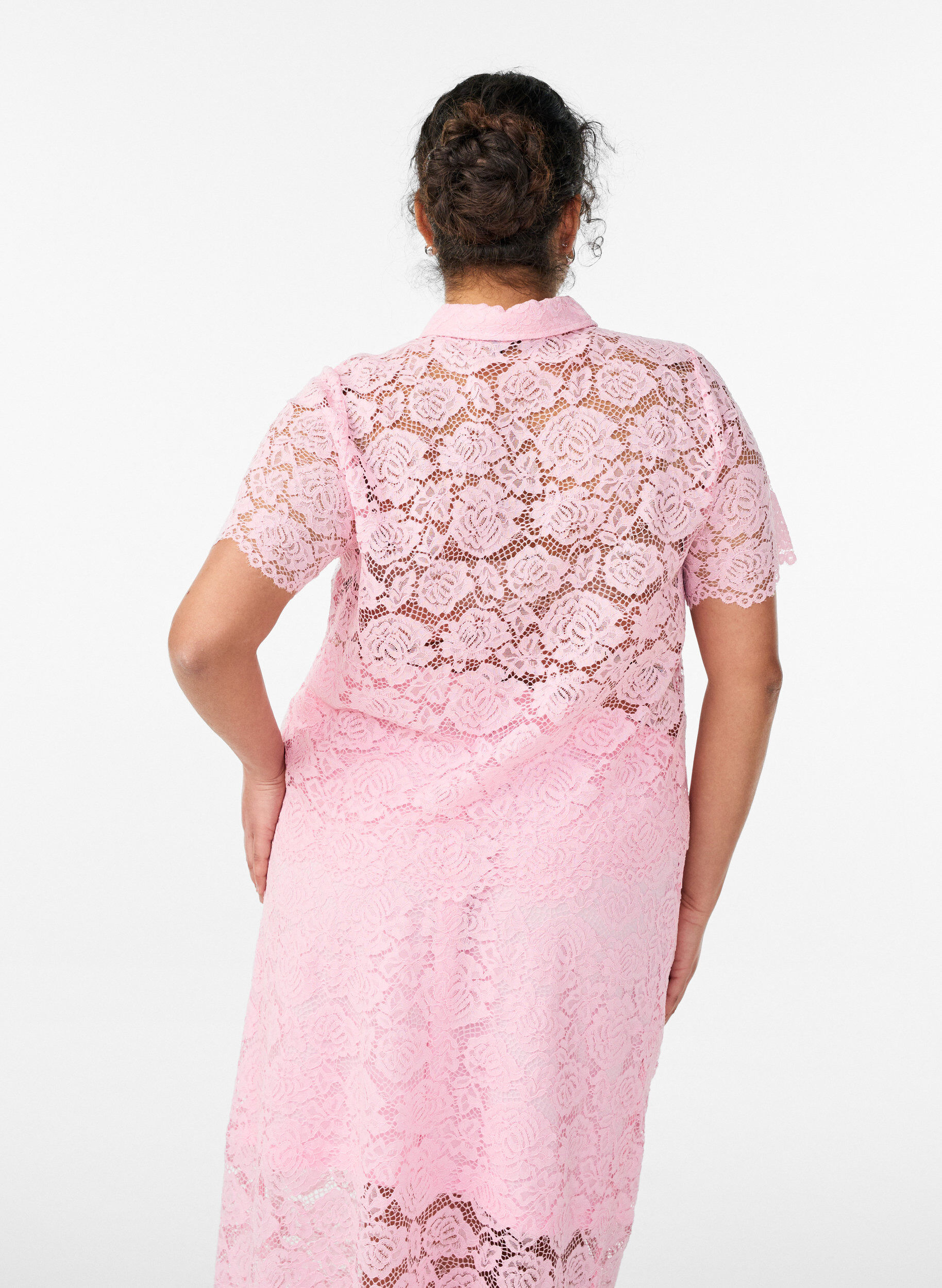 Zizzi Skjortebluse i blonde med perleknapper, Lyser&oslash;d, Model image number 2