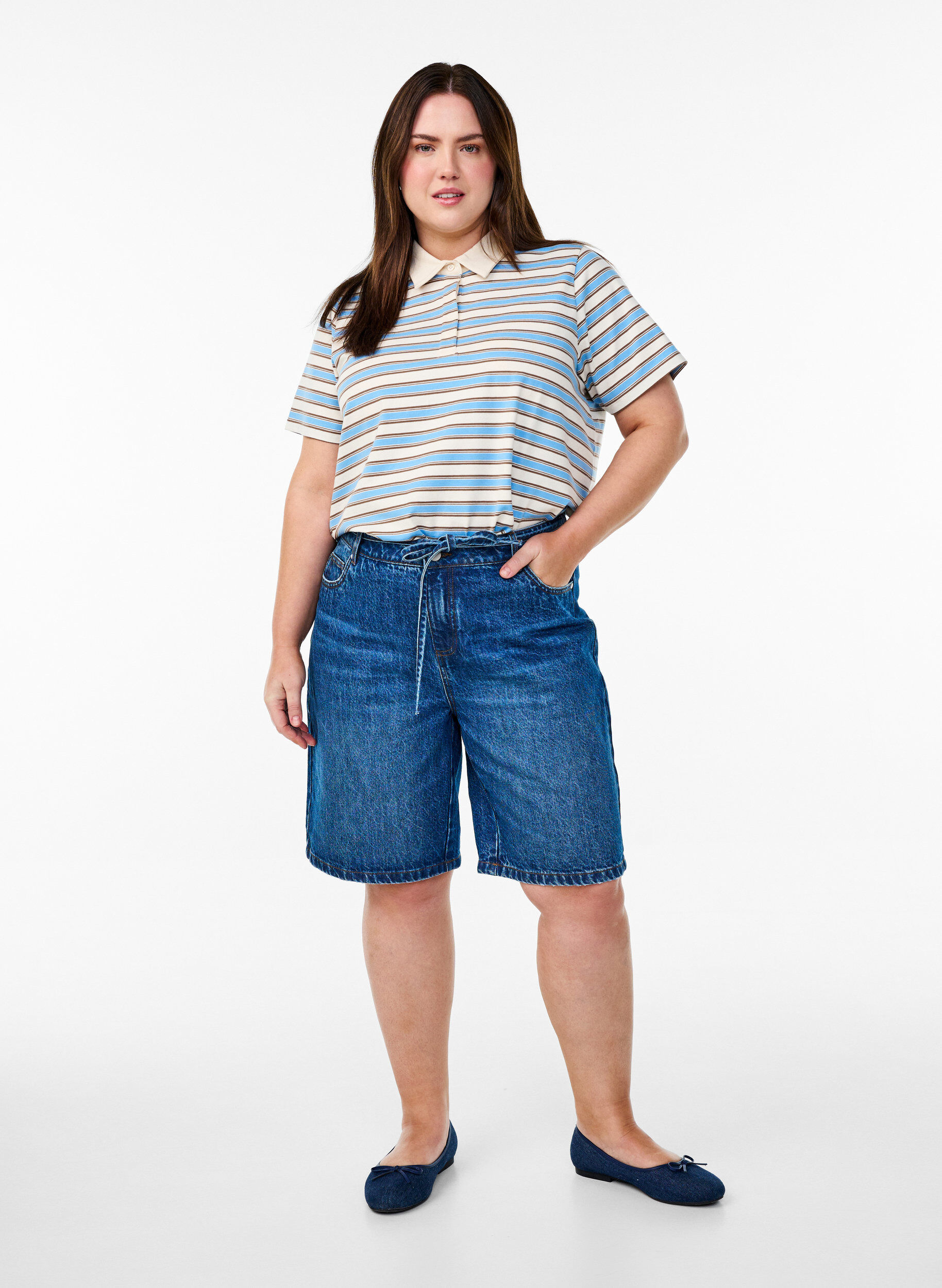 Zizzi Straight fit denimshorts med bindeb&aring;nd, Bl&aring;, Model image number 1