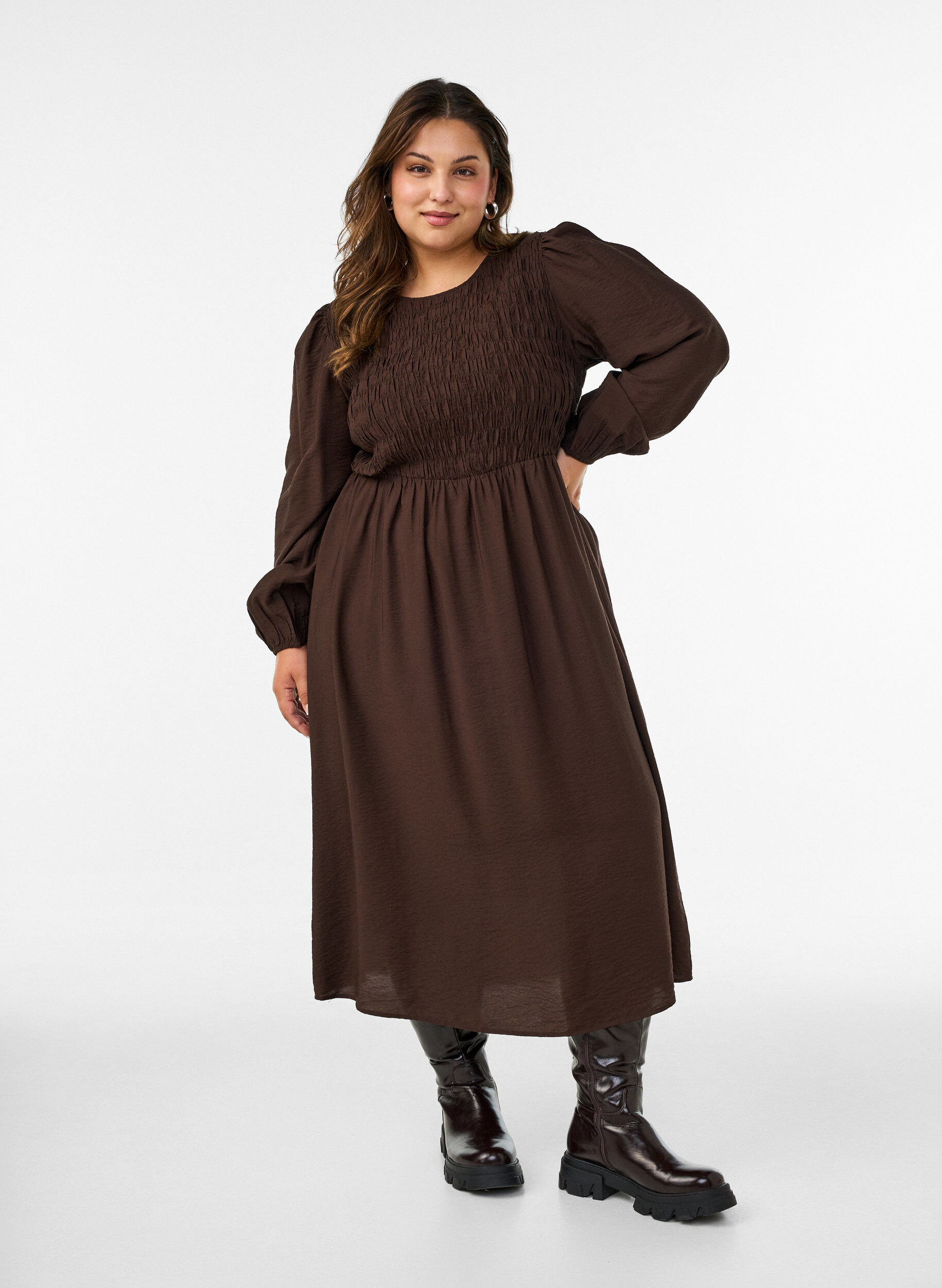 Midikjole i viskose med smock, Brun, Model