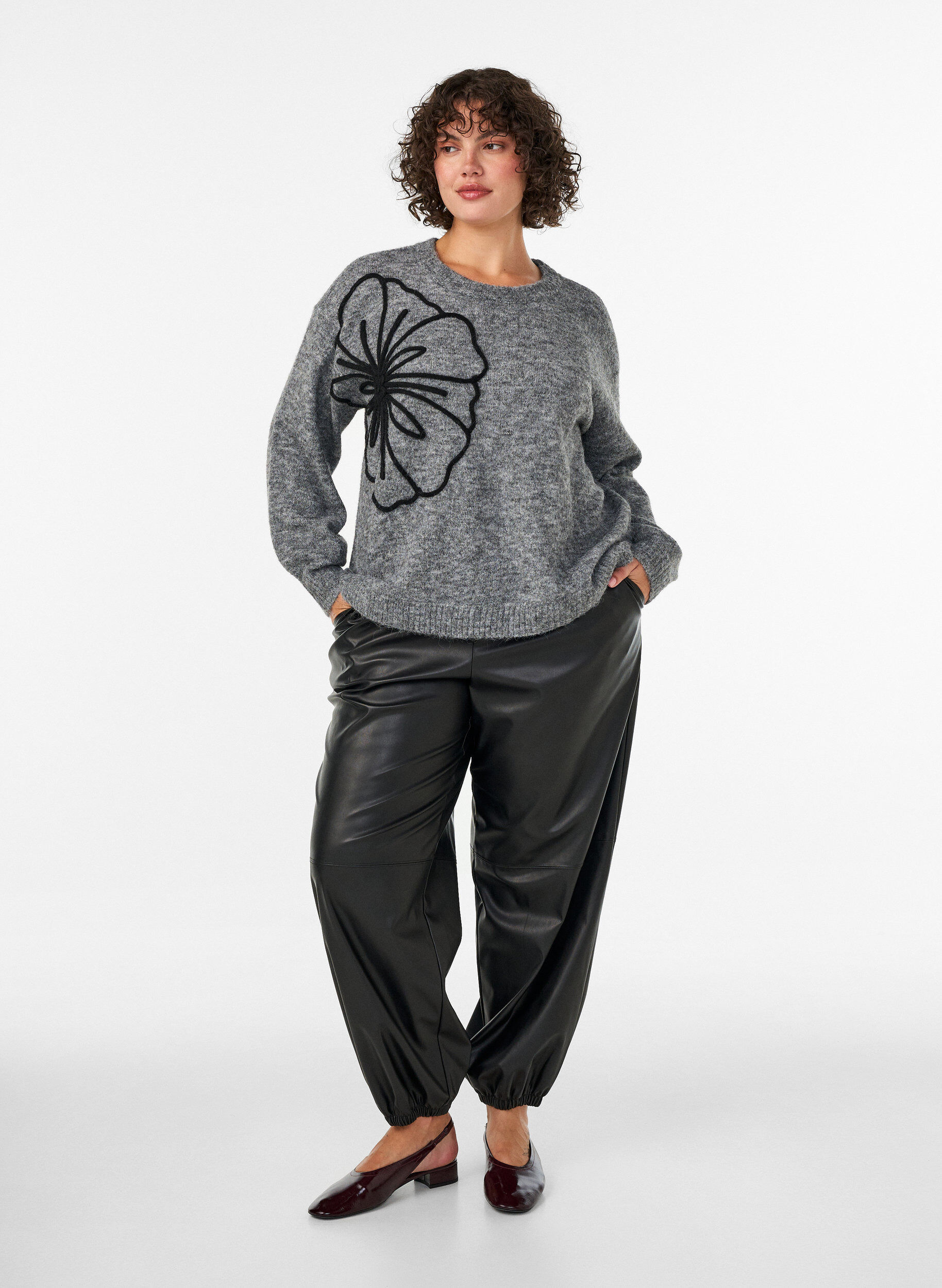 ZizziStrikbluse med blomsterapplikation, Gr&aring;, Model image number 1