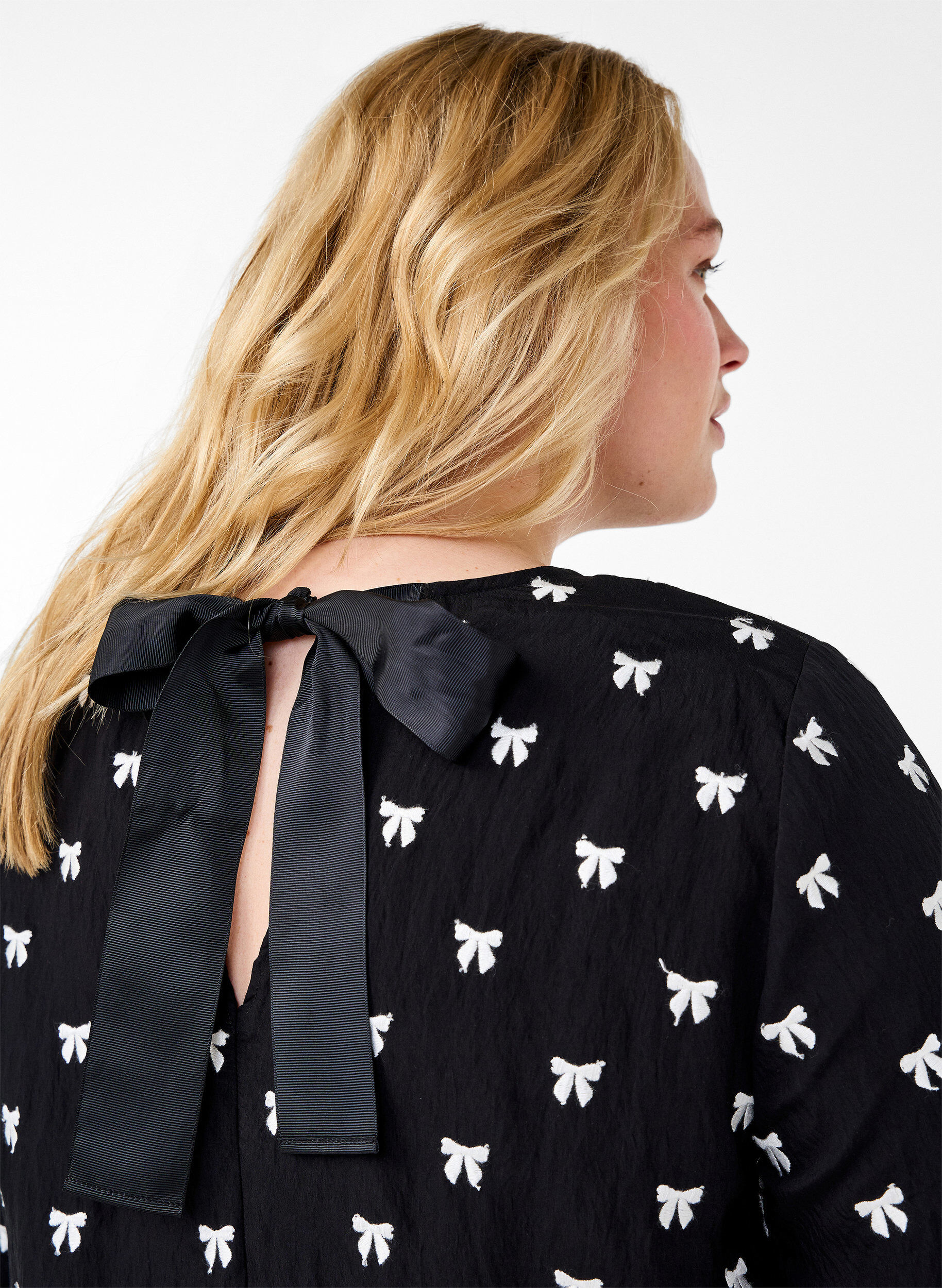 Zizzi Tunika med sl&oslash;jfer og 3/4 &aelig;rmer, Sort, Model image number 3