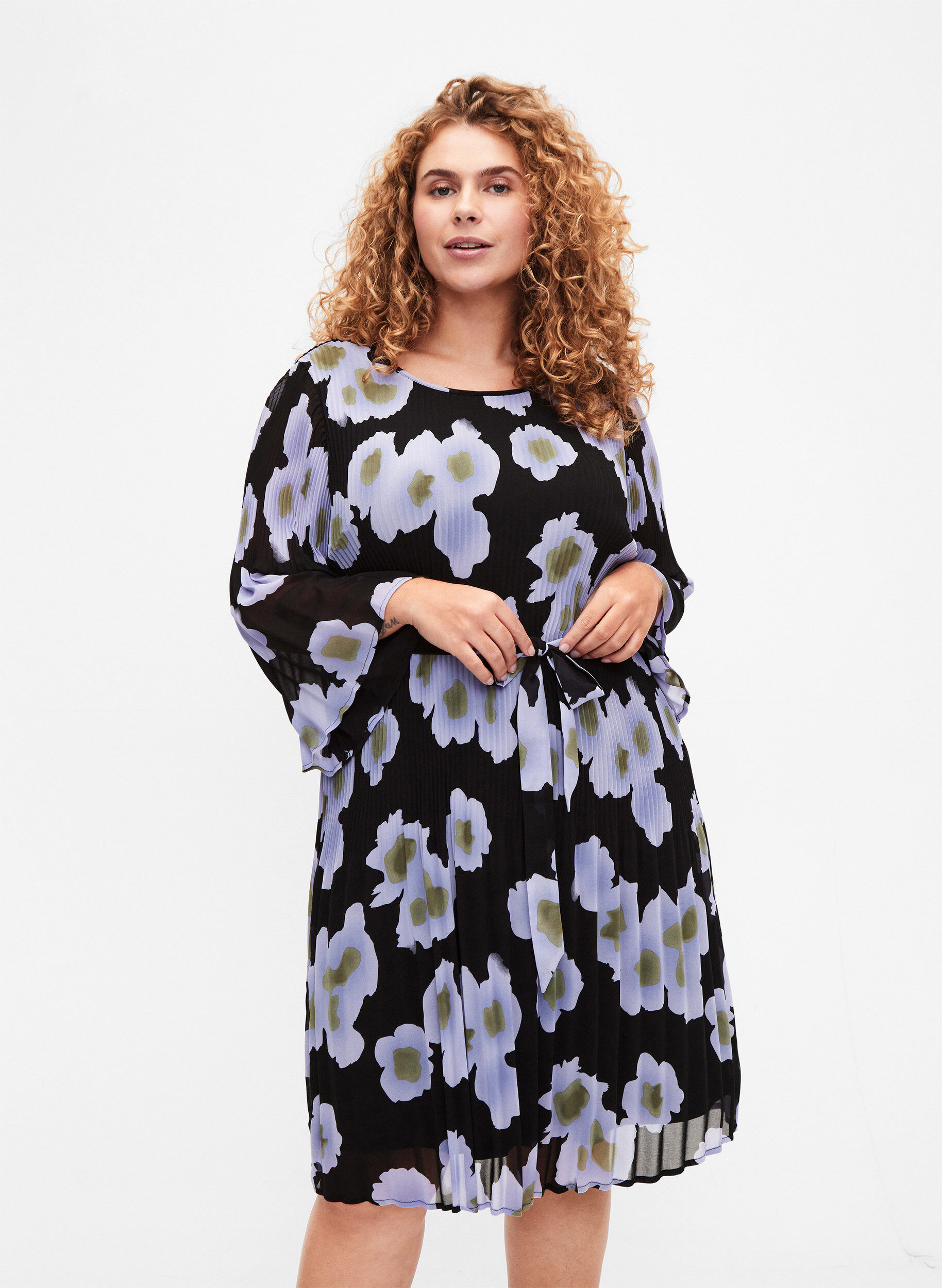 Zizzi Printet pliss&eacute;kjole med bindeb&aring;nd, Black w. Floral, Model image number 0