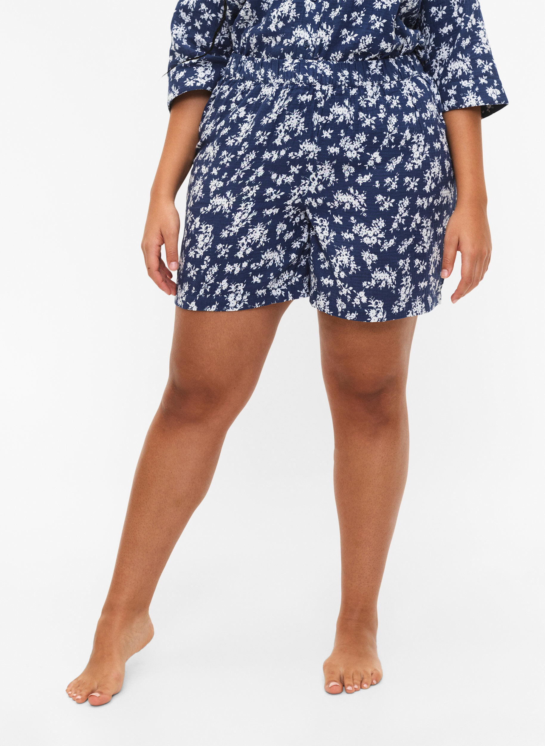 Zizzi Blomstrede natshorts i bomuld, V. Indigo Flower AOP, Model image number 2