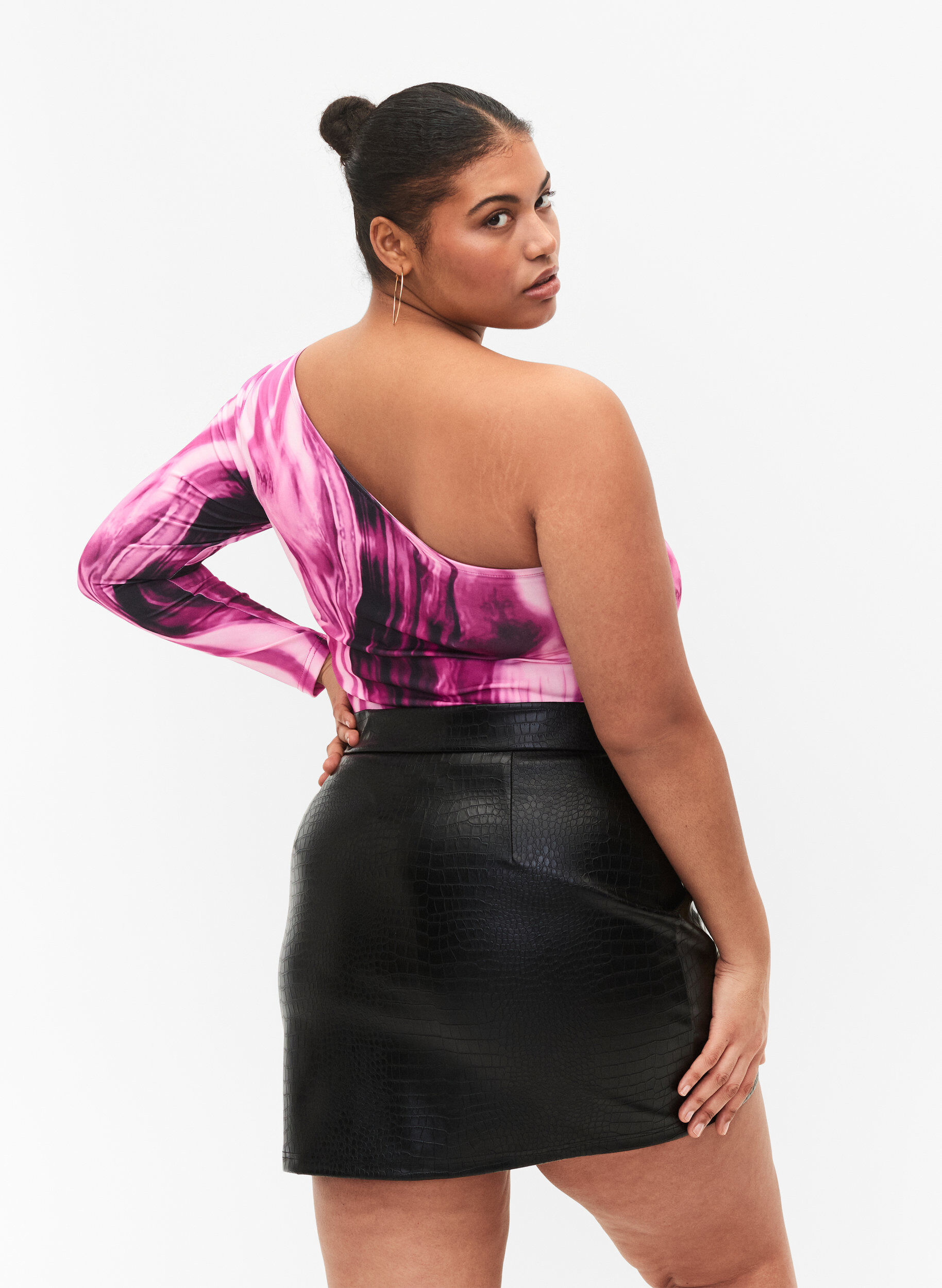 Zizzi Nederdel i imiteret l&aelig;der med dyrem&oslash;nster, Black, Model image number 1