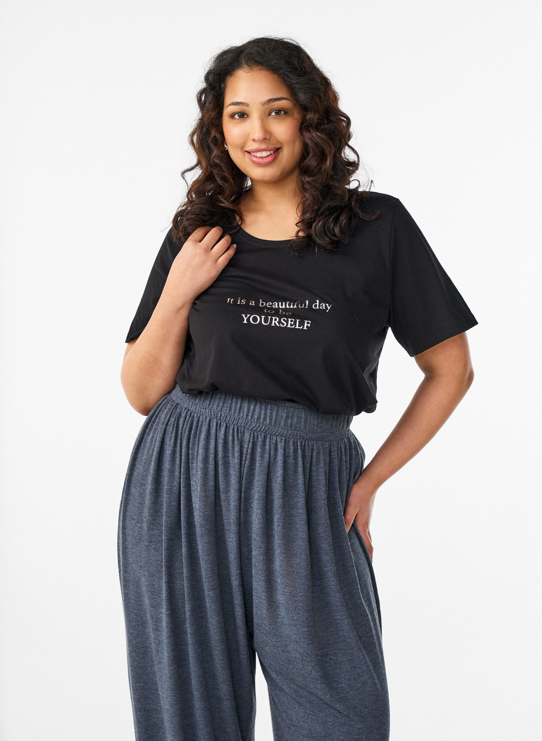 T-shirt med motiv, Sort, Model