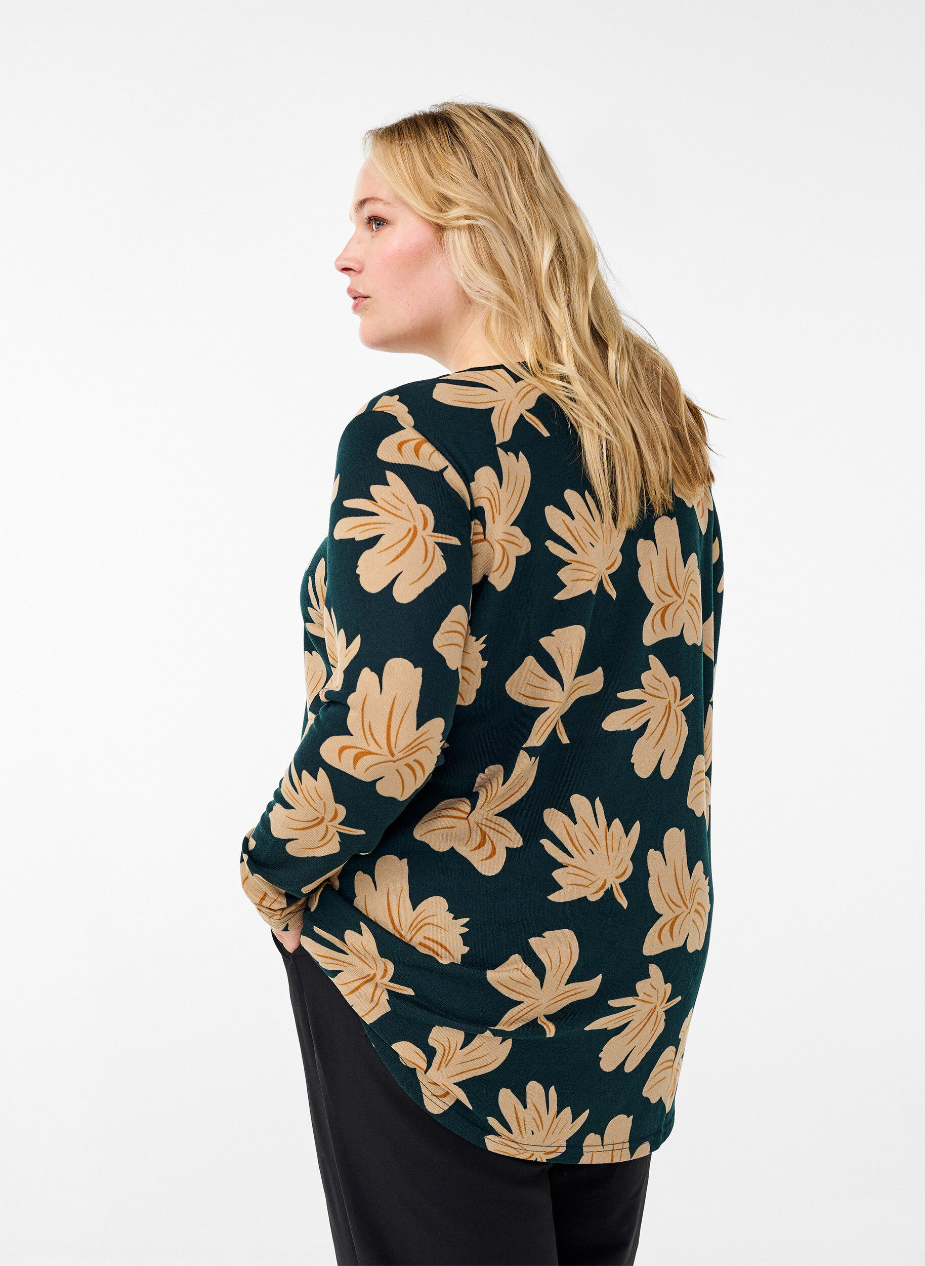 Zizzi Blomstret bluse med lange &aelig;rmer, Gr&oslash;n, Model image number 2