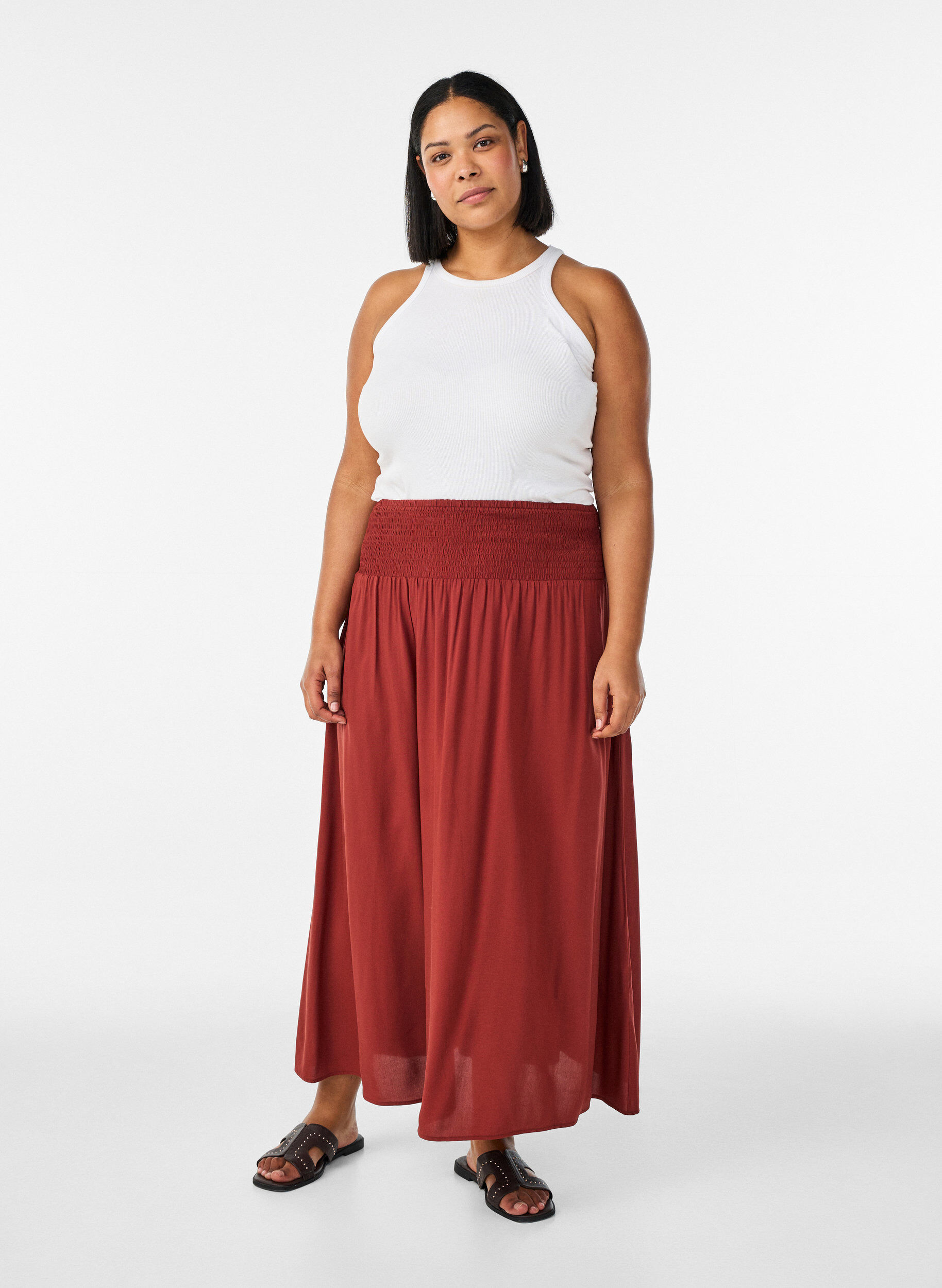 Maxinederdel i viskose med smock, R&oslash;d, Model