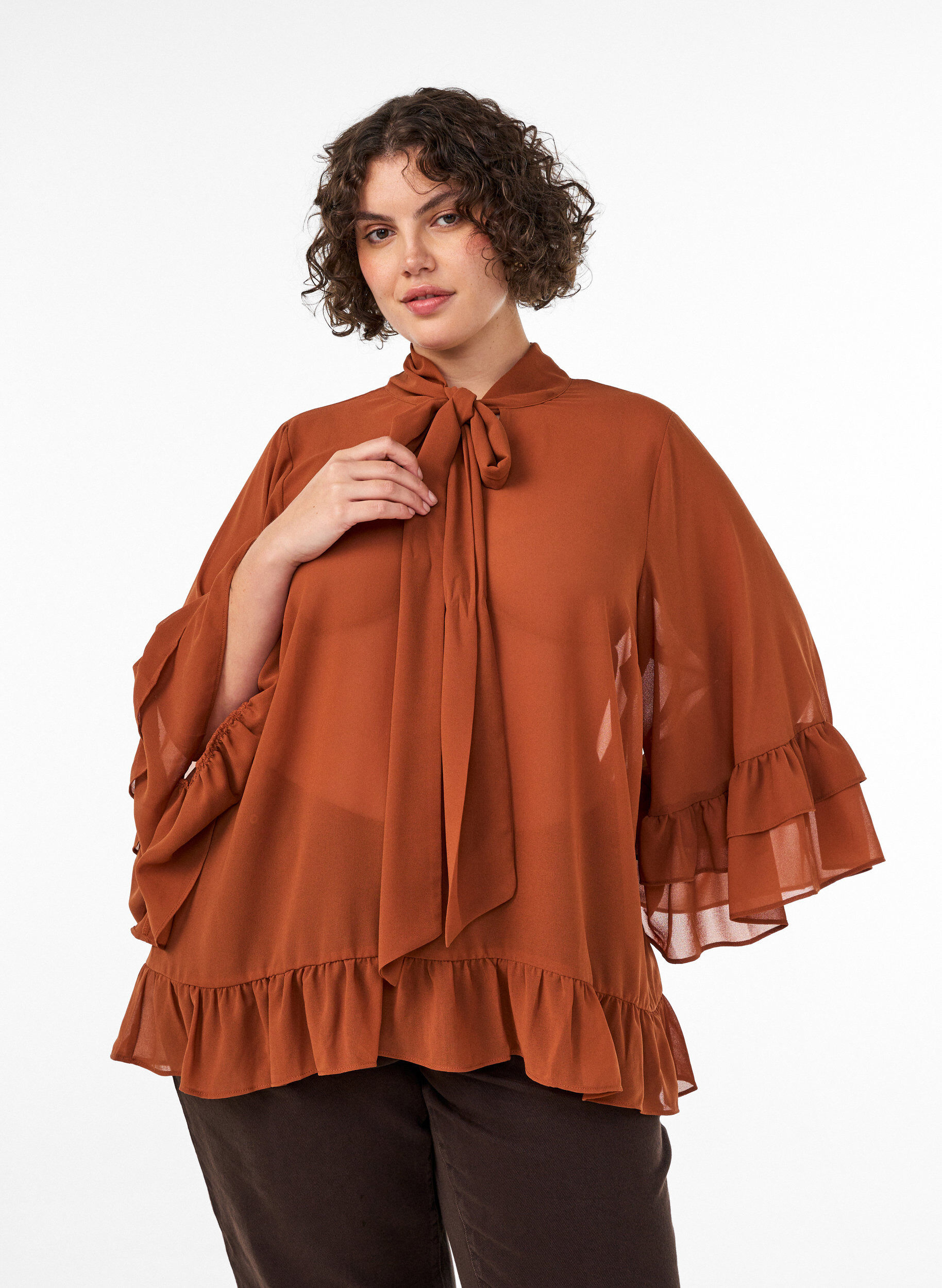 Bluse med sl&oslash;jfeb&aring;nd og fl&aelig;sedetaljer, Brun, Model