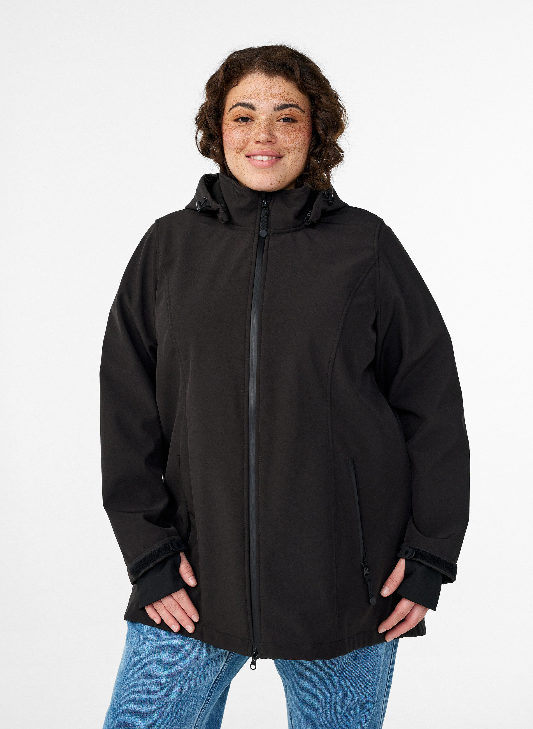 Kort softshell jakke med aftagelig h&aelig;tte, Sort, Model