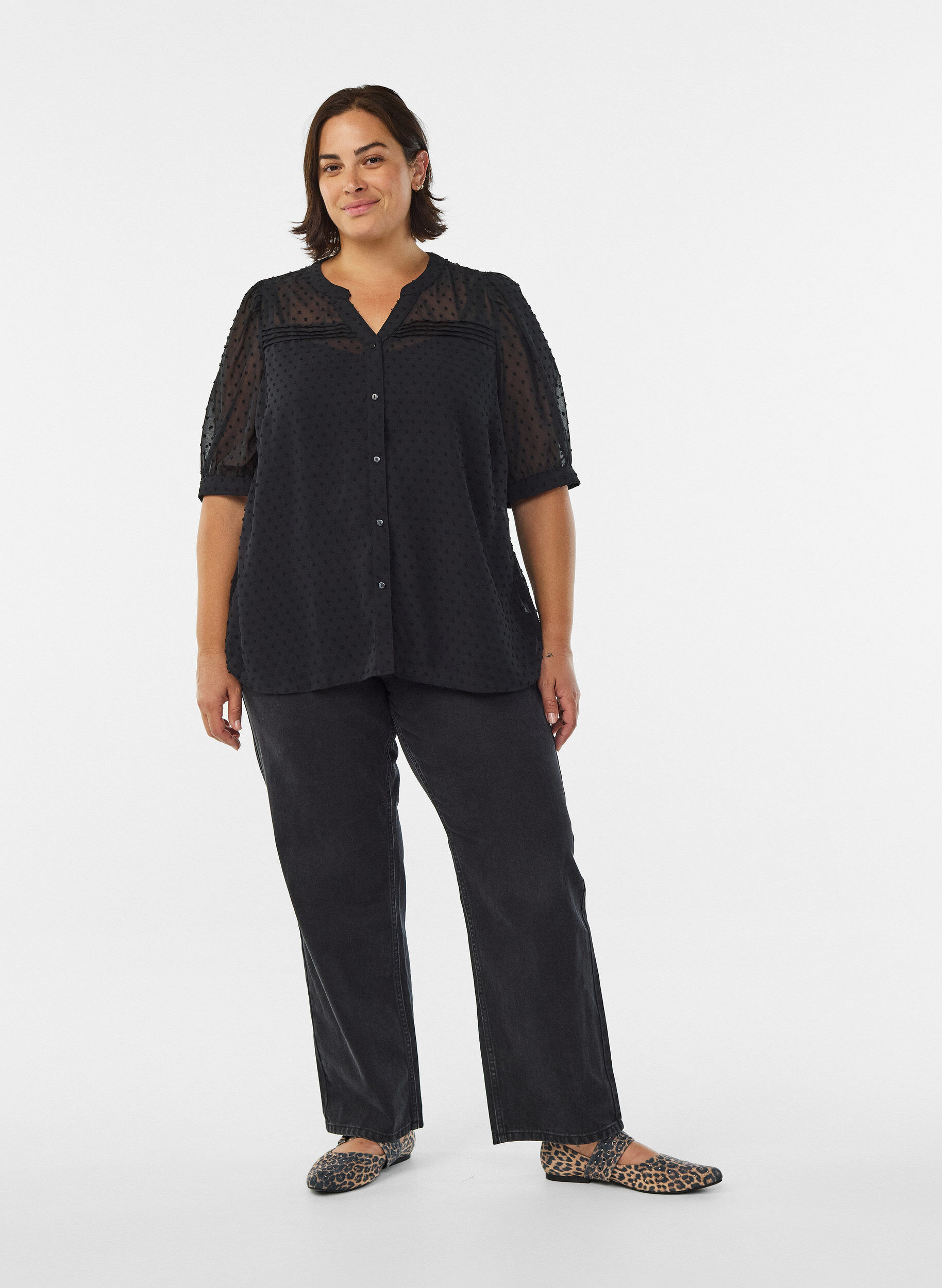 Zizzi Skjortebluse med korte &aelig;rmer og prikket tekstur, Sort, Model image number 1