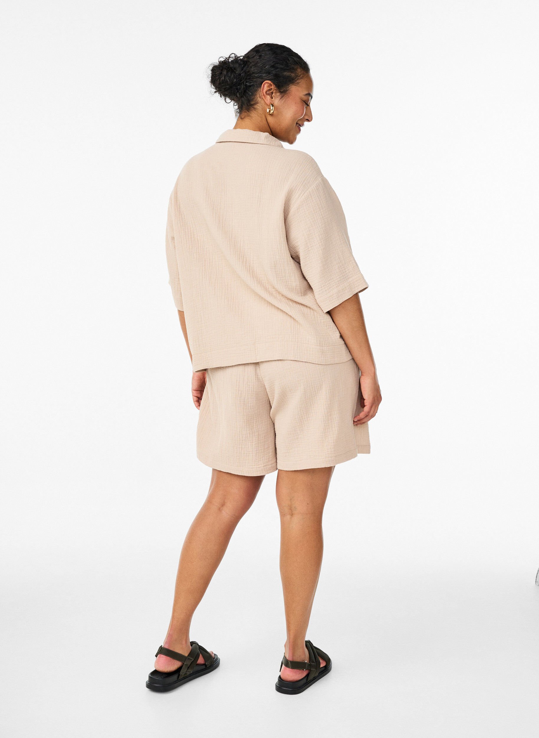Zizzi Shorts i bomuldsmusselin med h&oslash;j talje, Beige, Model image number 2