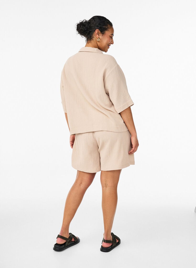 Shorts i bomuldsmusselin med h&oslash;j talje, Beige, Model image number 2
