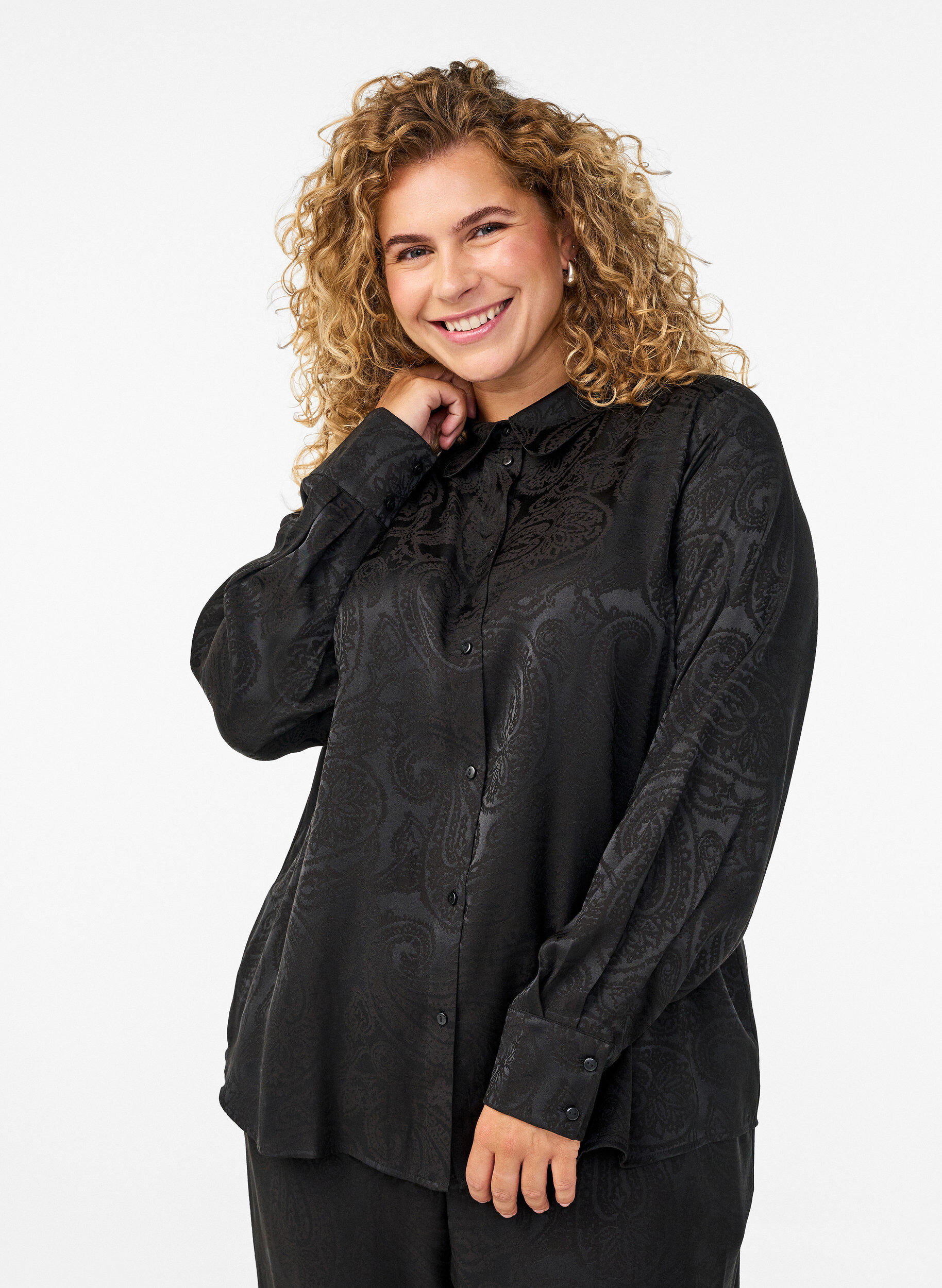 Skjorte med tone-i-tone paisleym&oslash;nster, Sort, Model