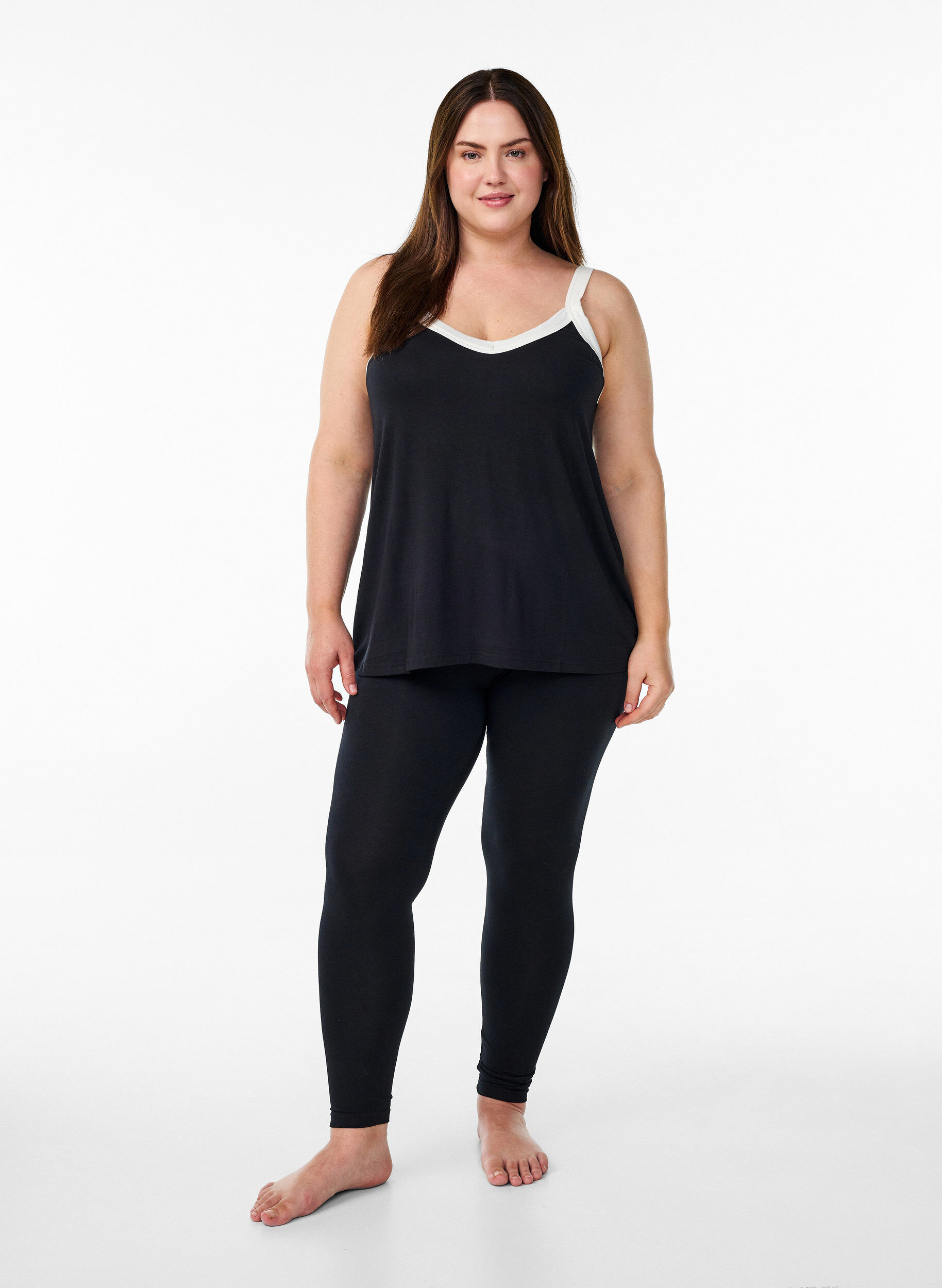 Zizzi Nattop med stropper og V-udsk&aelig;ring, Sort, Model image number 1