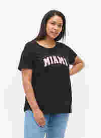 Bomulds t-shirt med printdetalje, Black MIAMI, Model