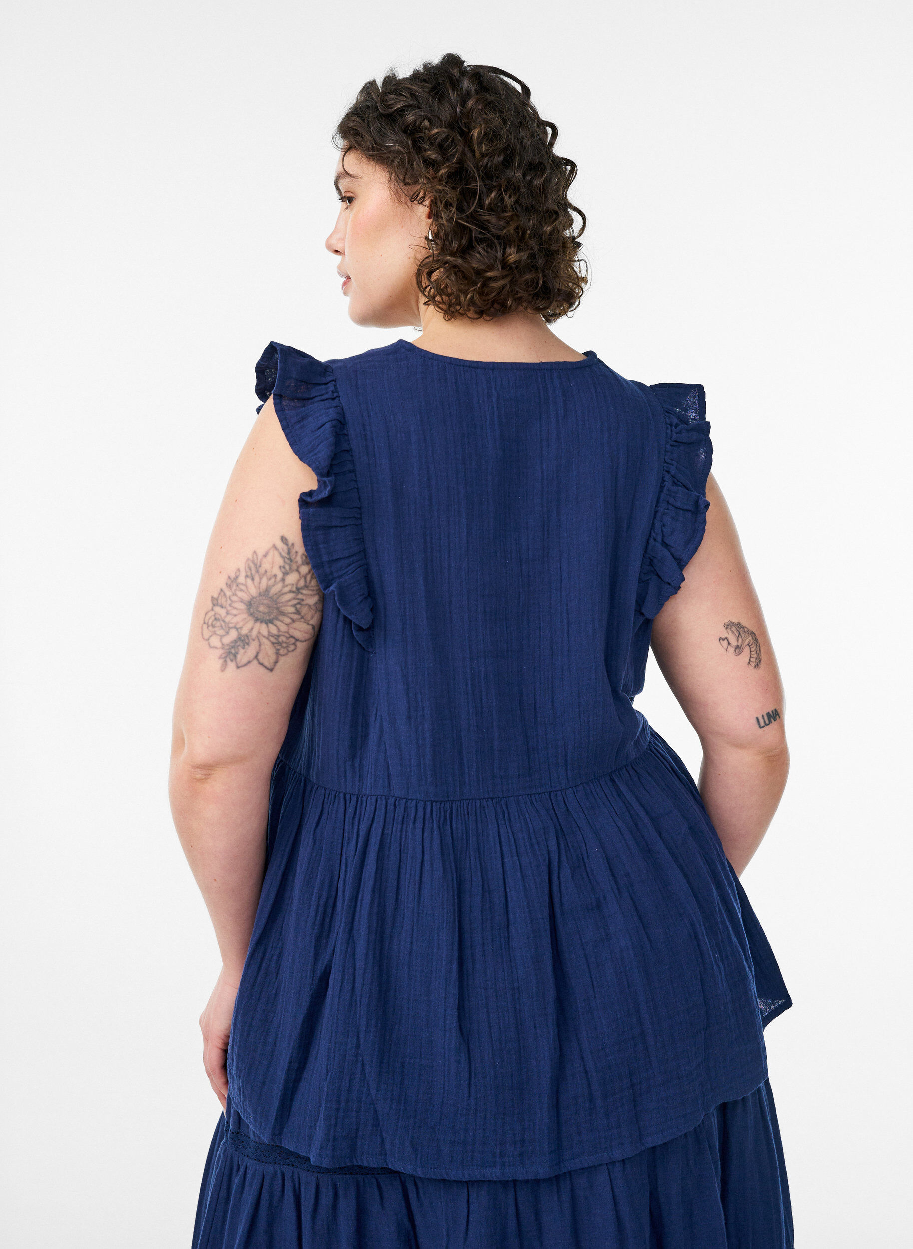 Zizzi&AElig;rmel&oslash;s bluse i bomuldsmusselin med fl&aelig;ser, Bl&aring;, Model image number 2