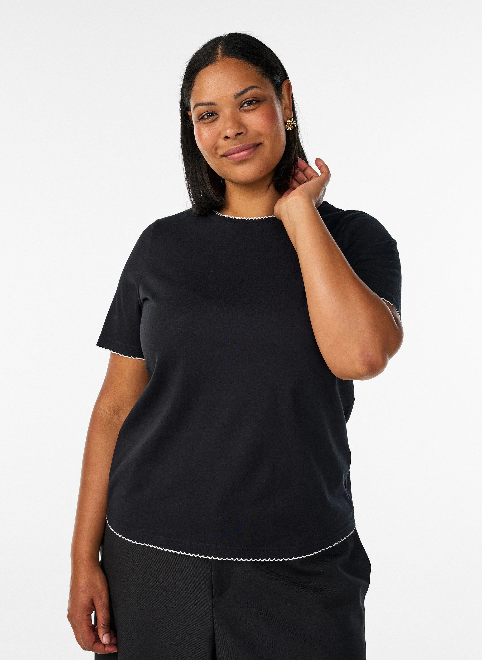 ZizziT-shirt i bomuld med b&oslash;lgede kontrastkanter, Sort, Model image number 0
