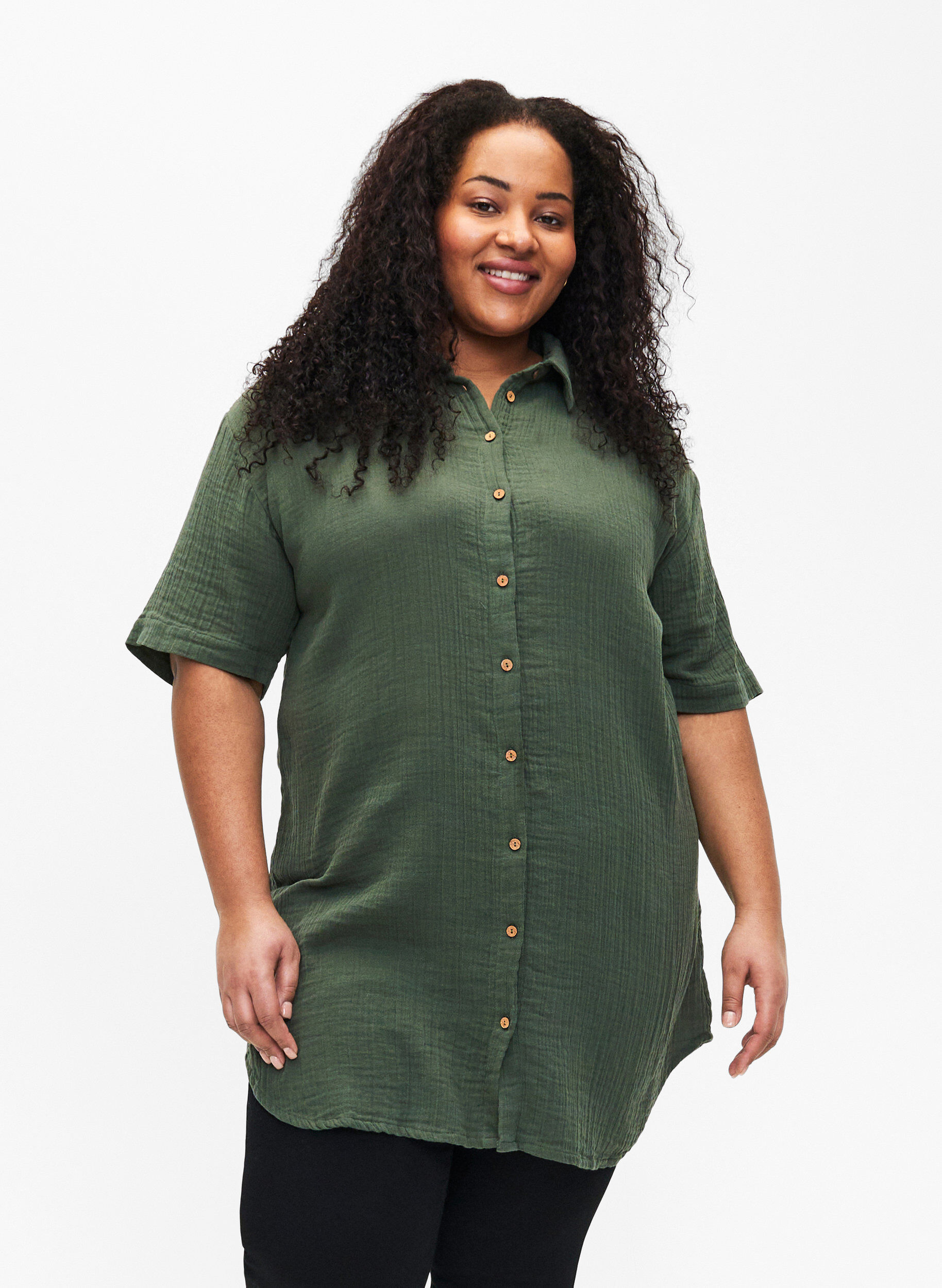 Zizzi Kort&aelig;rmet skjorte med knapper, Thyme, Model image number 0