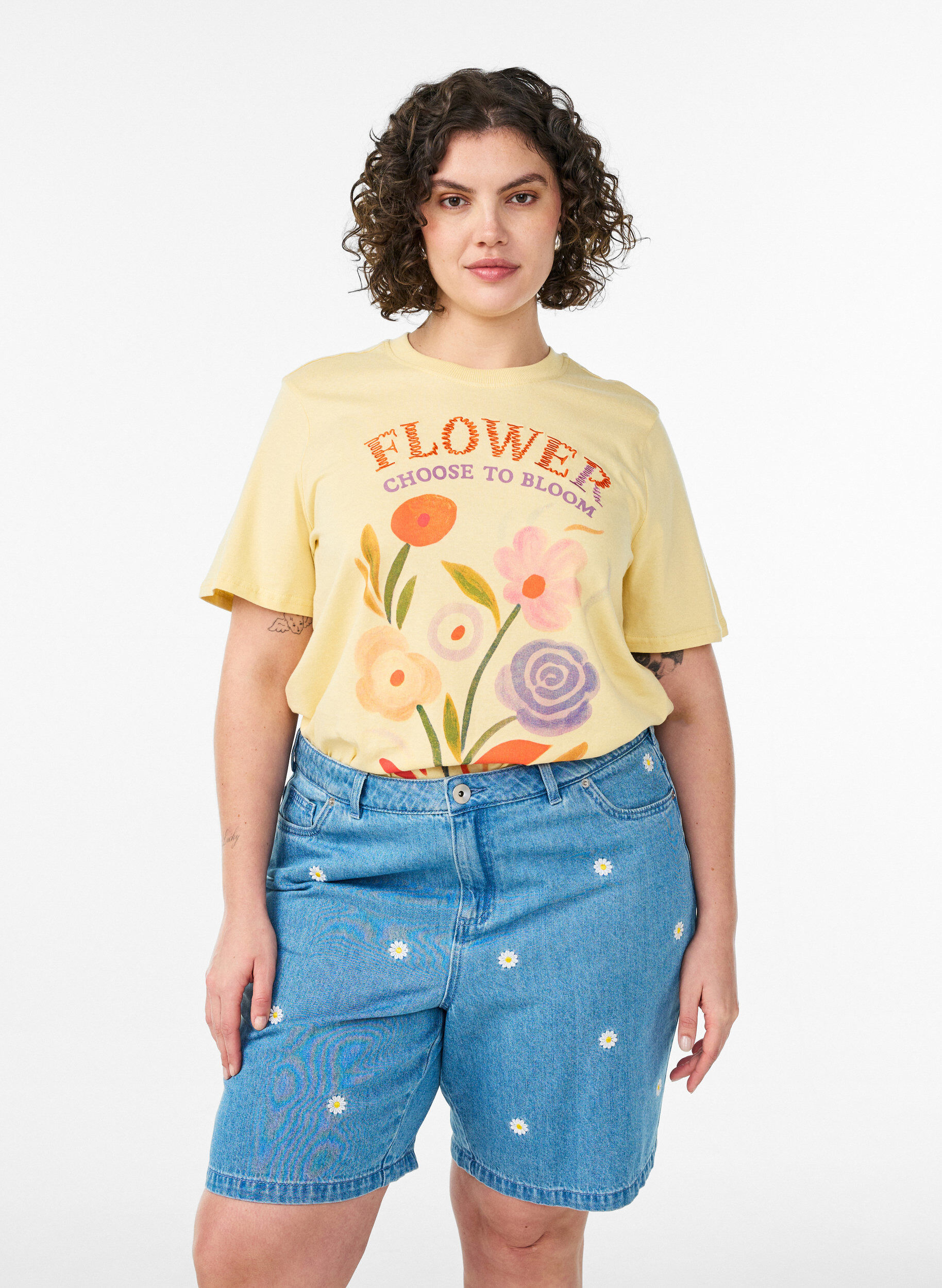 Zizzi Denimshorts med blomsterbroderi og h&oslash;j talje, Bl&aring;, Model image number 0