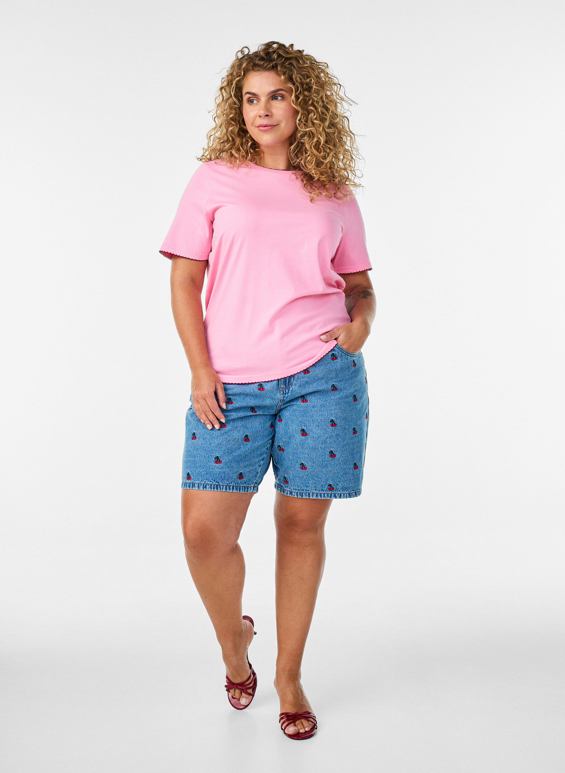 ZizziT-shirt i bomuld med b&oslash;lgede kontrastkanter, Lyser&oslash;d, Model image number 1