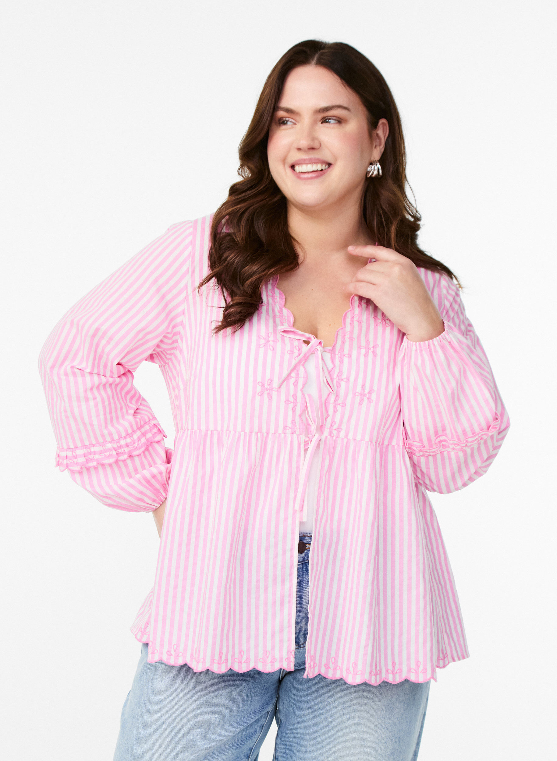 Zizzi Stribet bluse med &aring;ben front og broderidetaljer, Lyser&oslash;d, Model image number 0