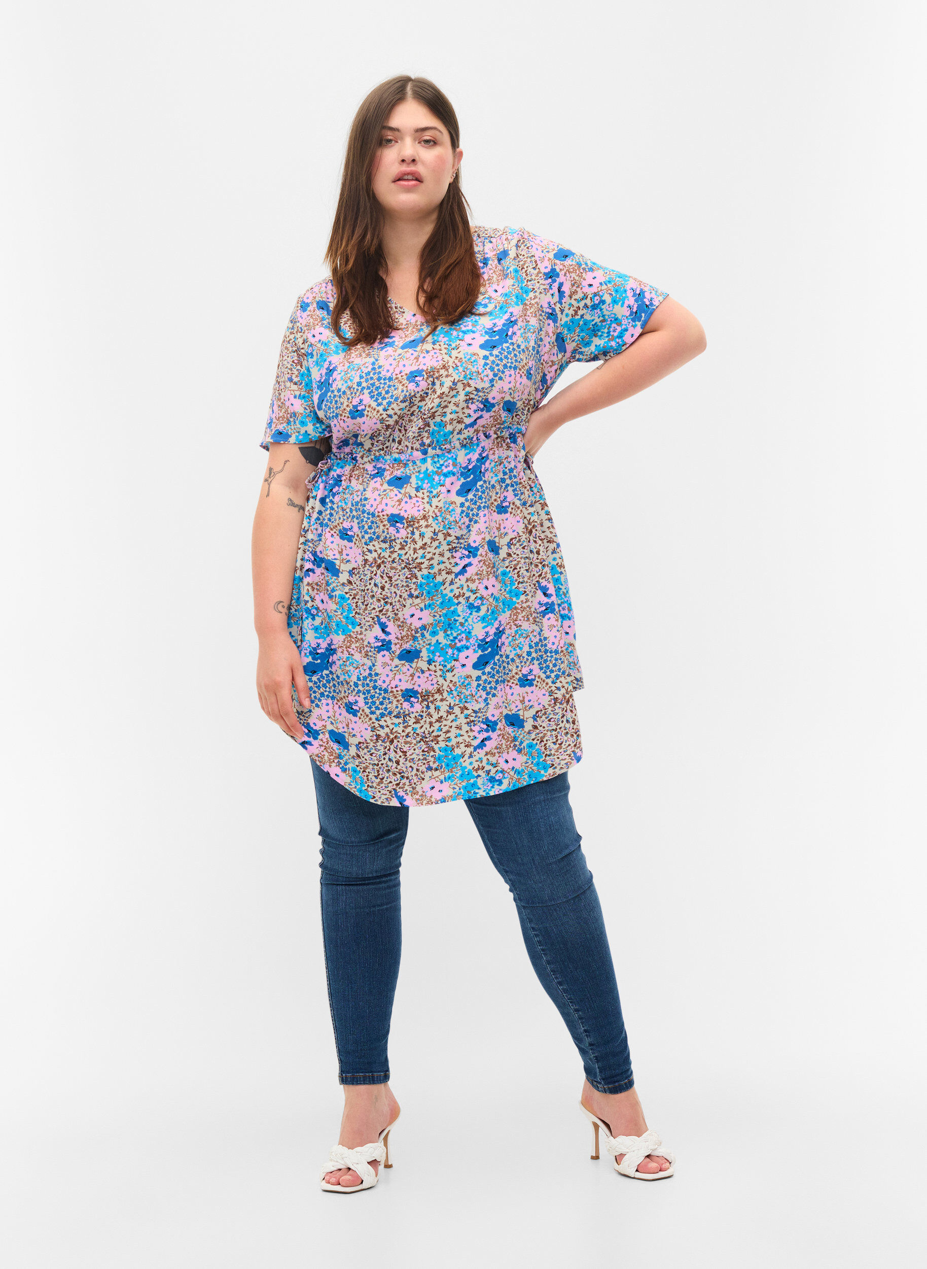 Zizzi M&oslash;nstret kjole med sn&oslash;redetaljer, Blue Rose Flower, Model image number 2