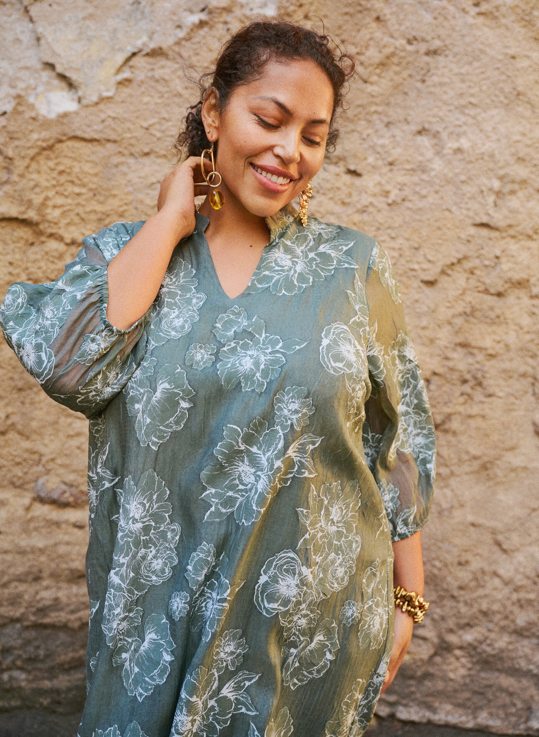 Midikjole med blomstermotiver og transparente 3/4-&aelig;rmer