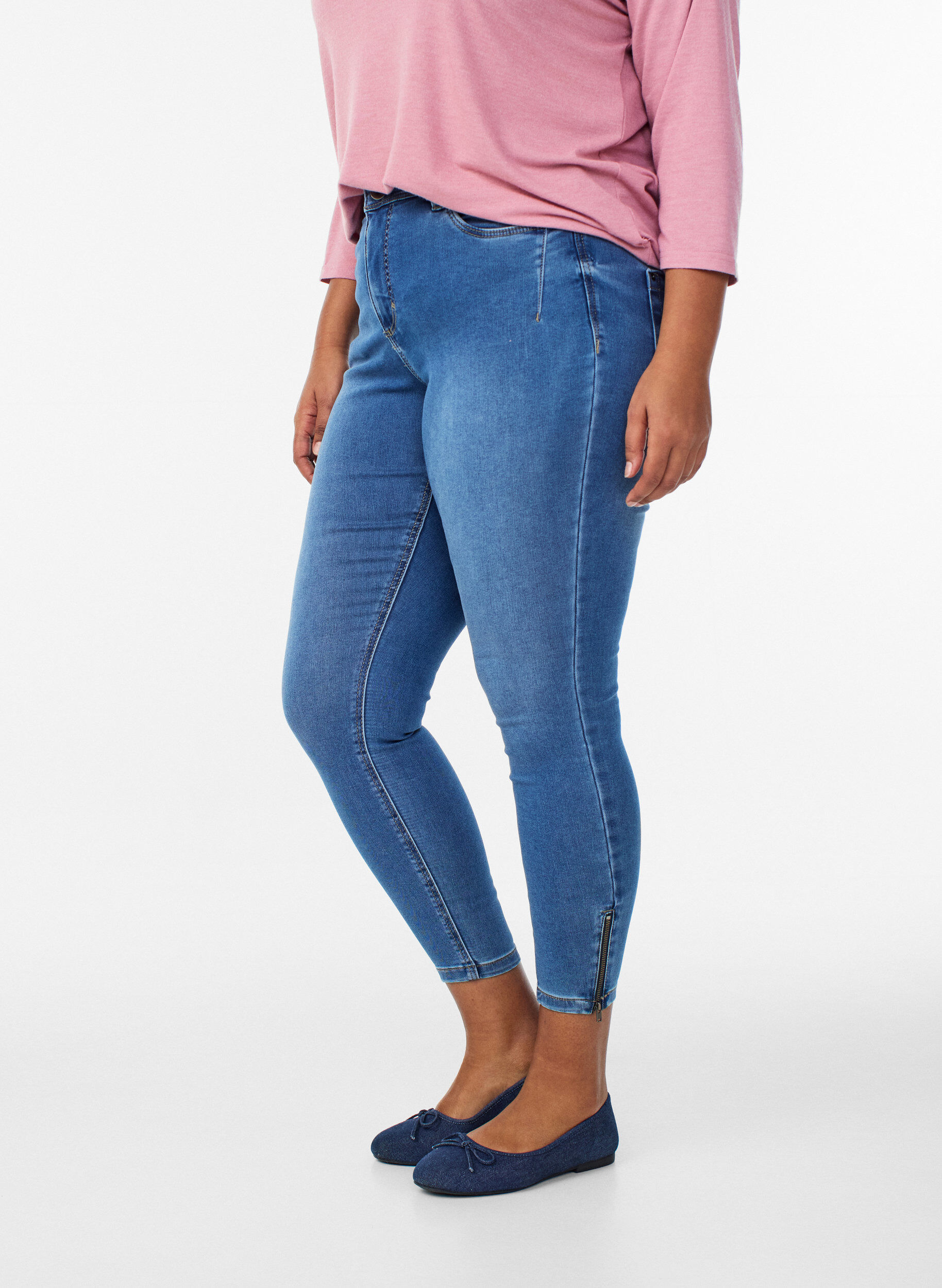 Zizzi Cropped Amy jeans med lynl&aring;sdetalje, Bl&aring;, Model image number 2