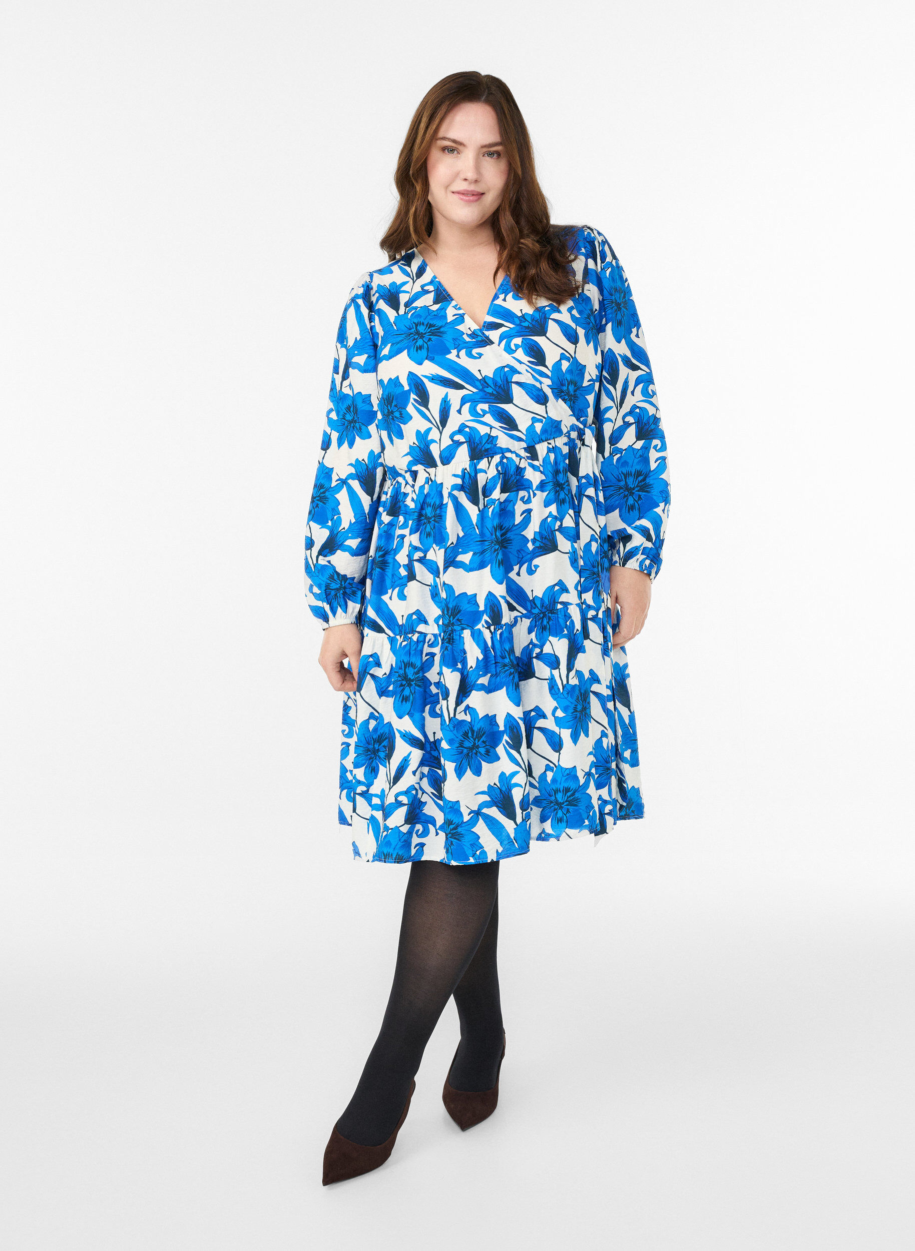 Zizzi Blomstret sl&aring;-om-kjole med bindeb&aring;nd, Vanilla, Model image number 1