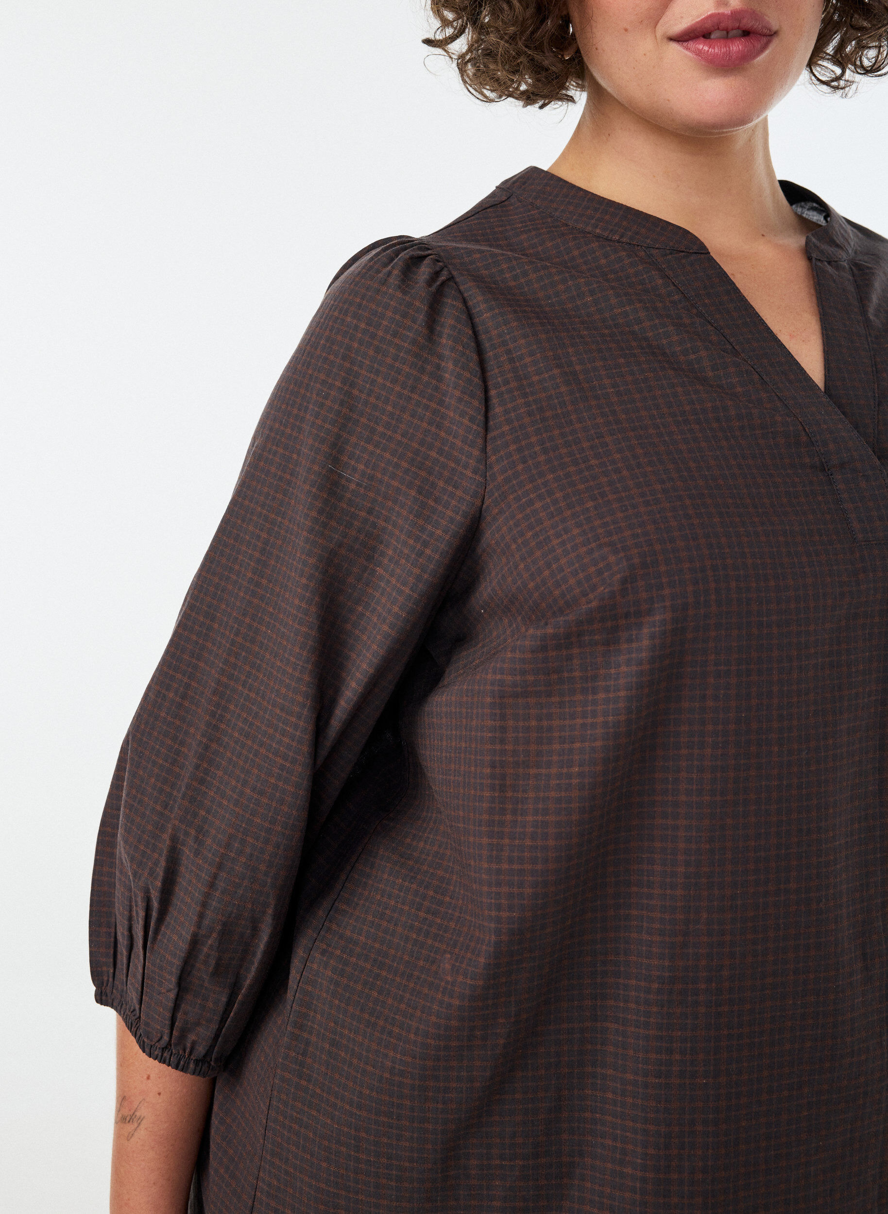 ZizziTernet bluse med V-hals og 3/4-&aelig;rmer, Brun, Model image number 3