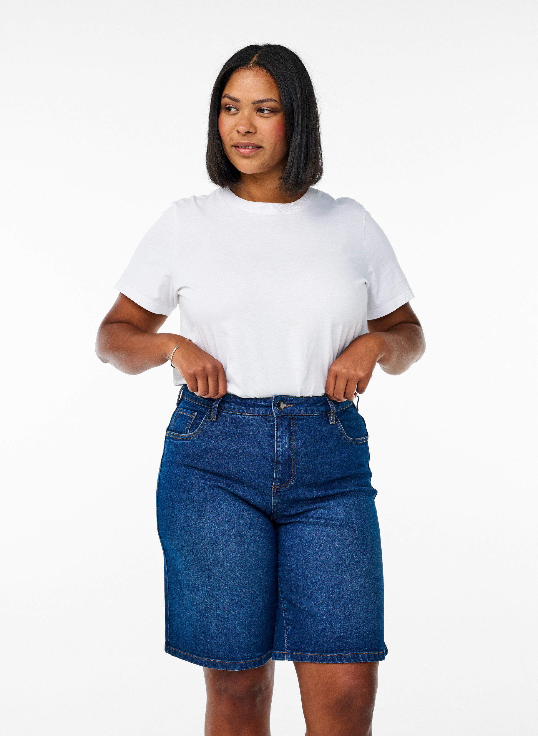 L&oslash;se denimshorts med h&oslash;j talje, Bl&aring;, Model