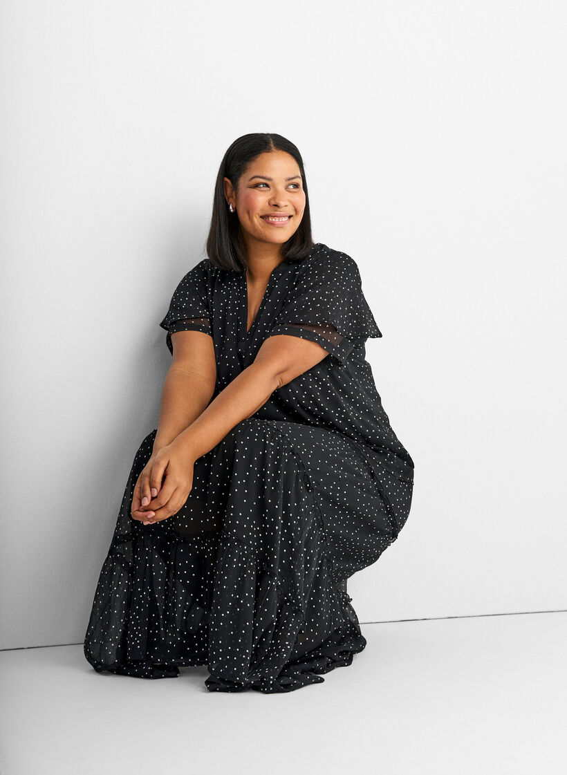 Chiffonbluse med polkaprikker og fl&aelig;se&aelig;rmer, Sort, Model