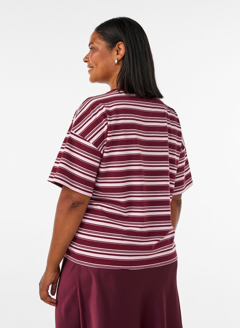 Boxy T-shirt med stribet m&oslash;nster, R&oslash;d, Model image number 2