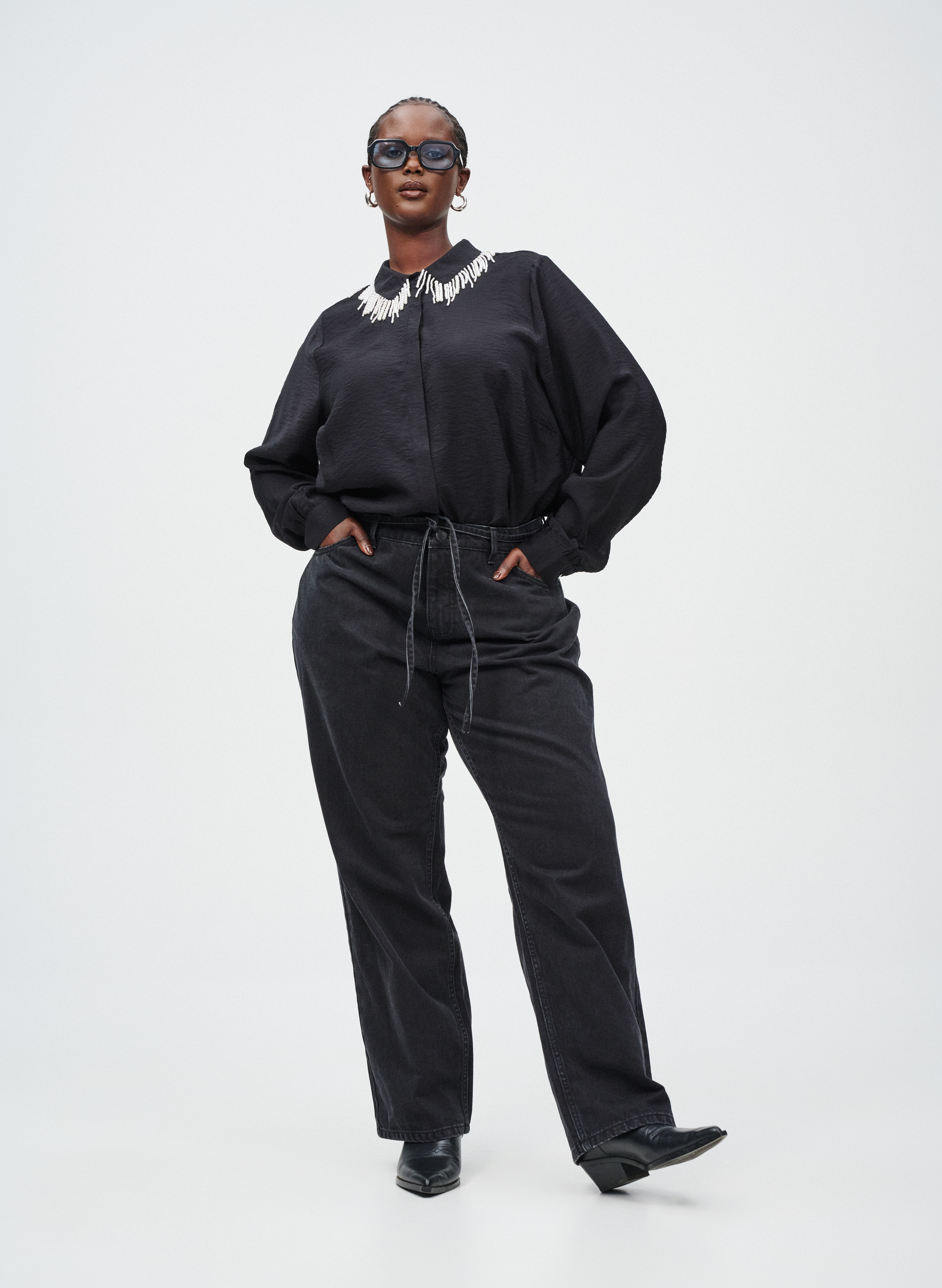 Skjorte med perlebroderet krave, , Model