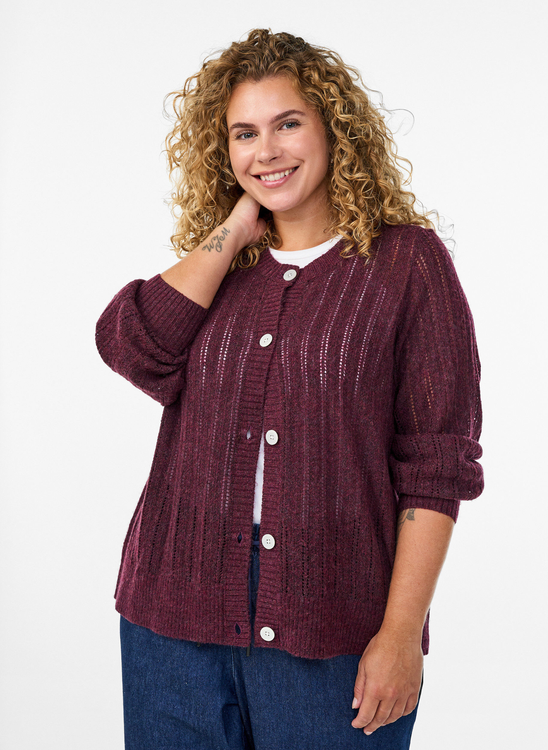 Strikket cardigan med hulm&oslash;nster, M&oslash;rk Bordeaux, Model