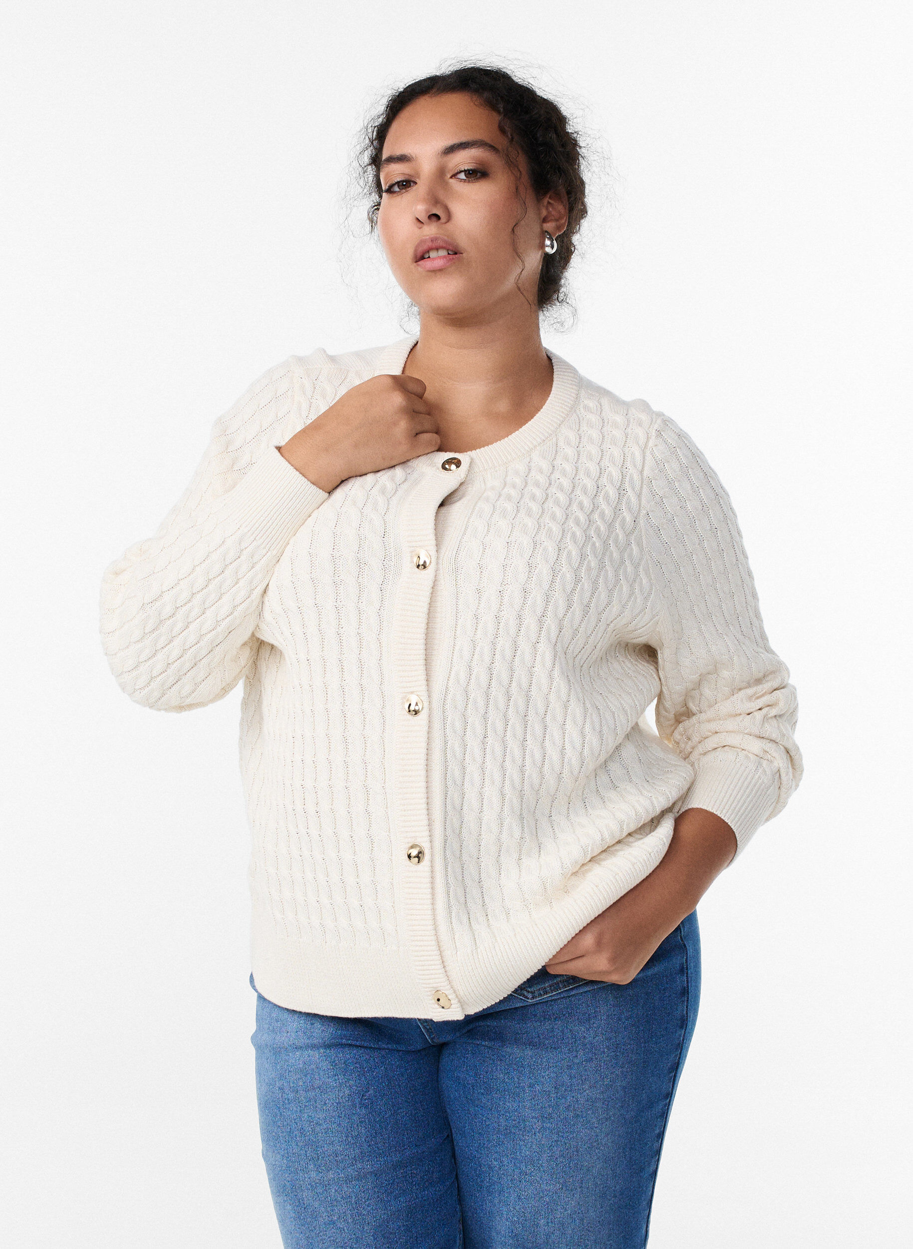 Kabelstrikket cardigan med gyldne knapper, Vanilla, Model