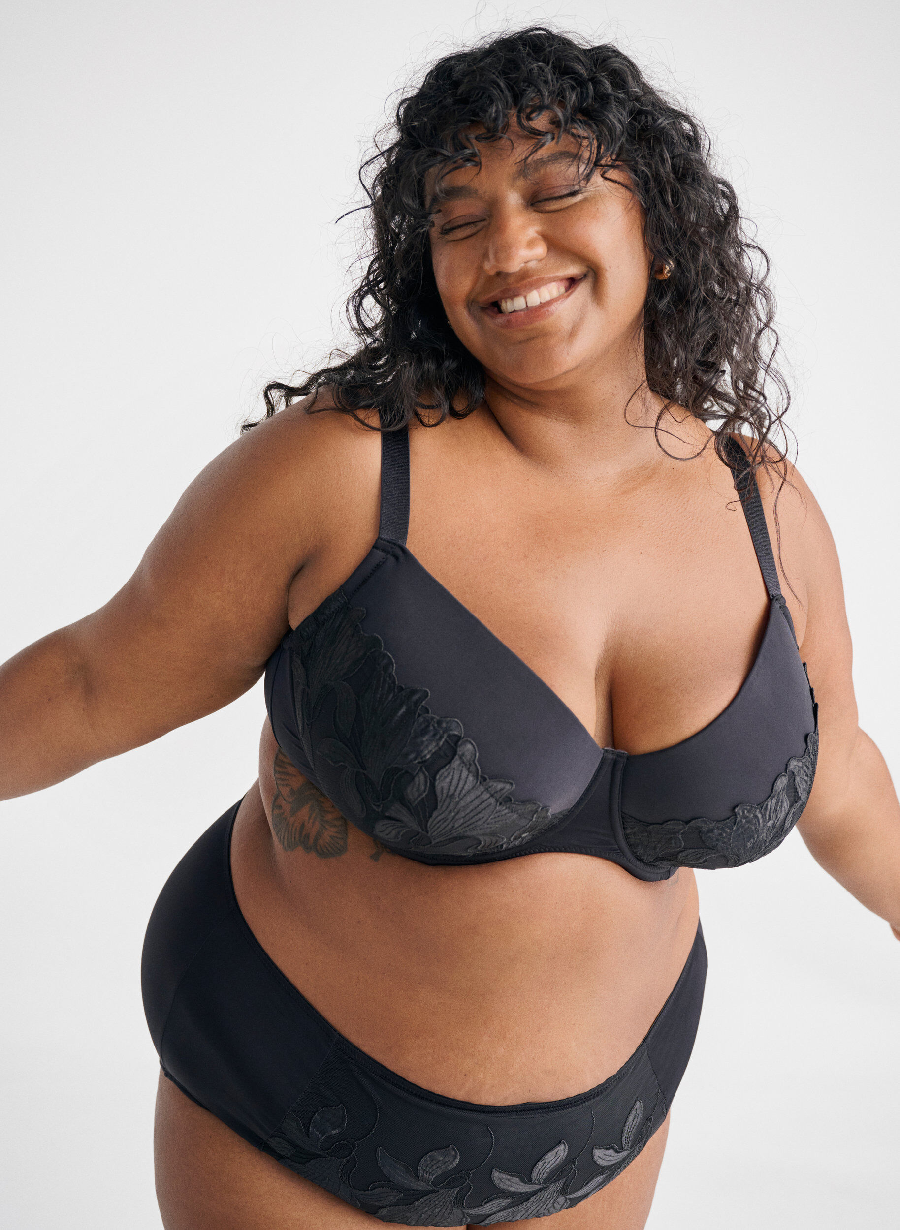 Zizzi Vatteret bh med broderet blomsterdetalje, Sort, Image image number 0