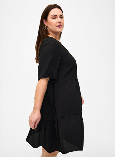 Kortærmet kjole med a-snit og skæringer, Black, Model image number 1